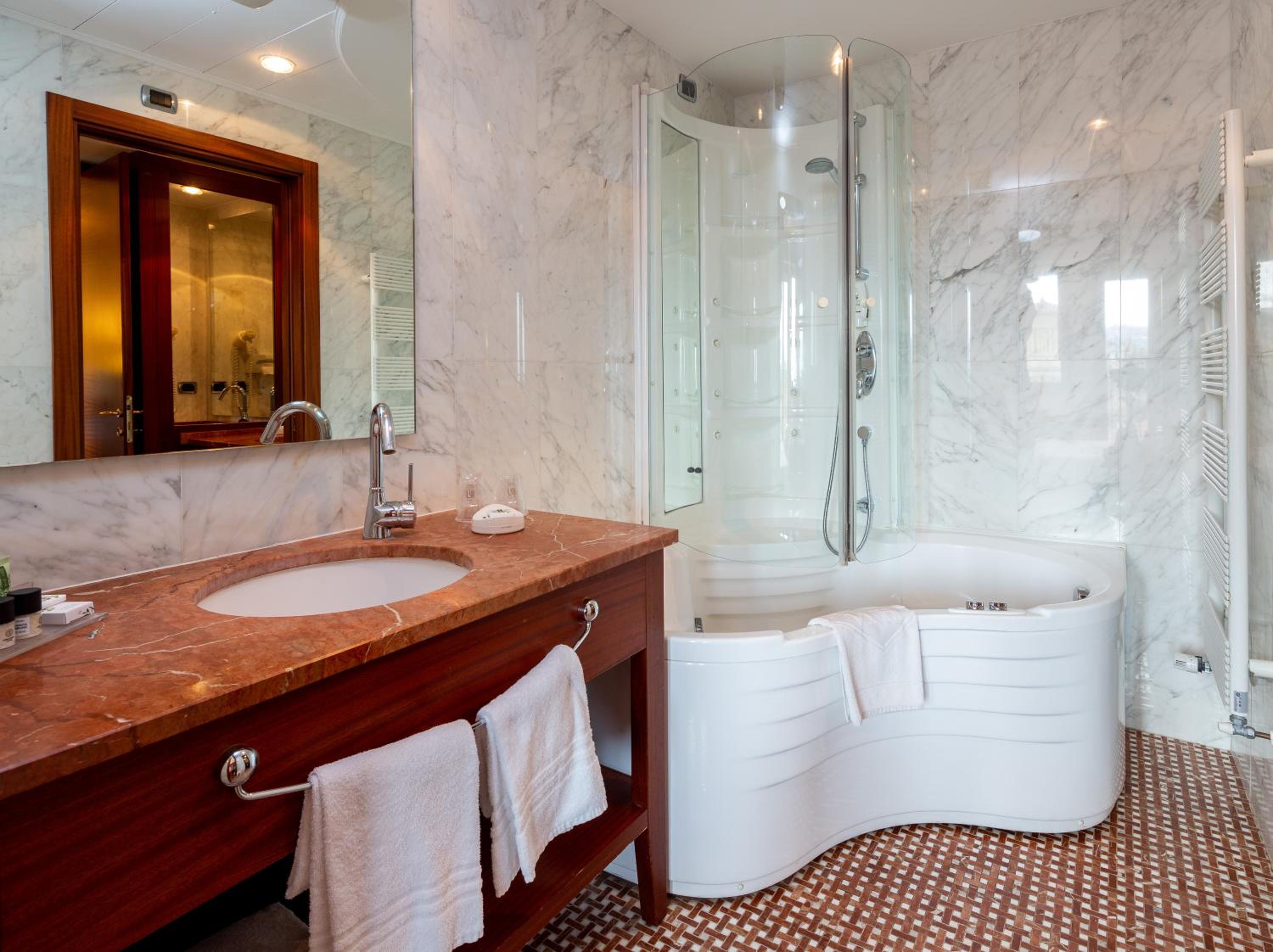Royal King Suite - Photo 9