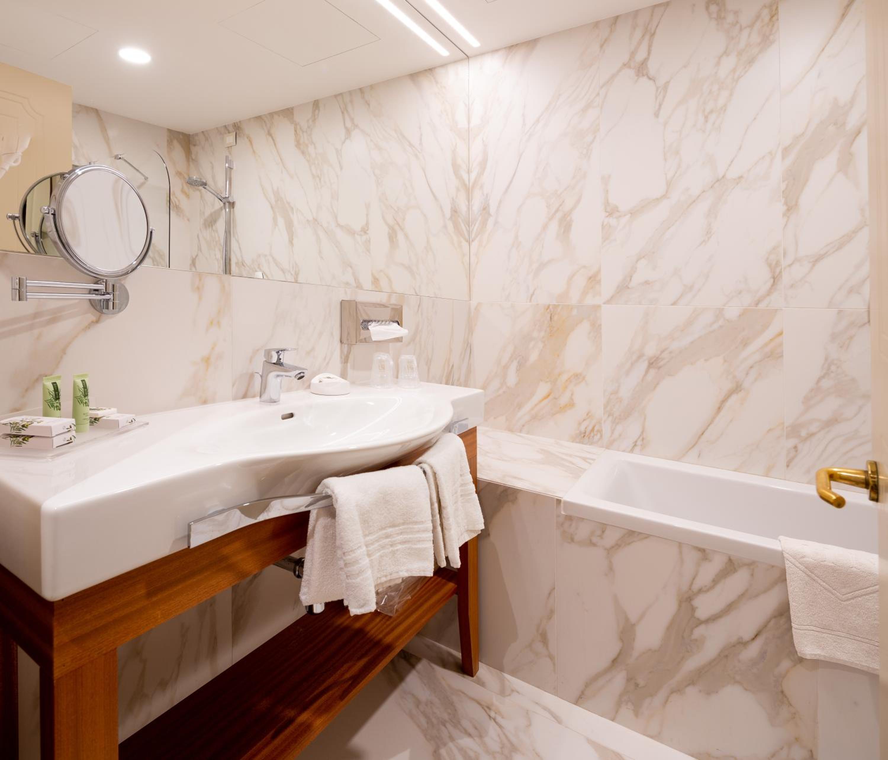 Junior King Suite - Photo 2