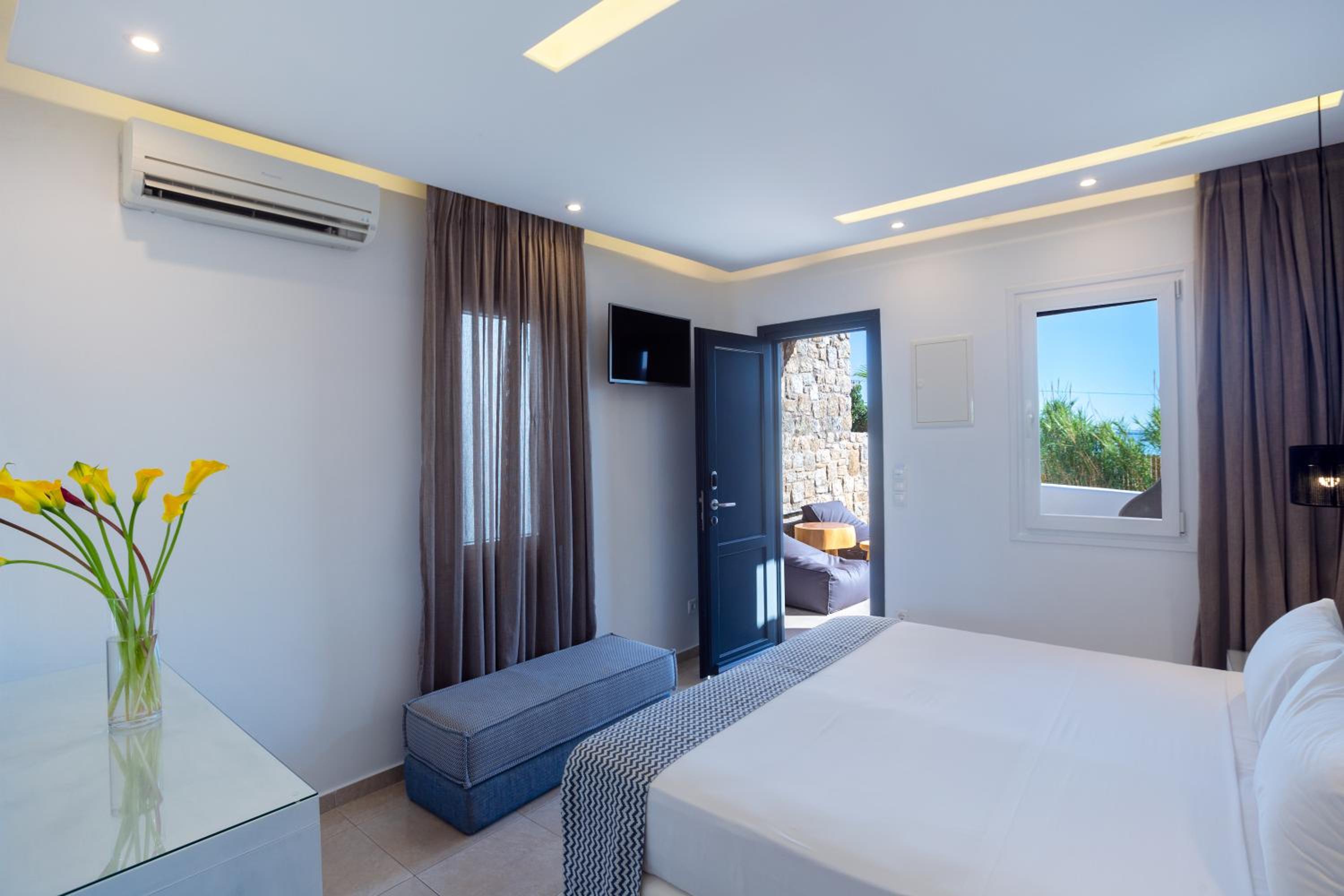 Double or Twin Room with Private Terrace and Outdoor Jacuzzi photo 2