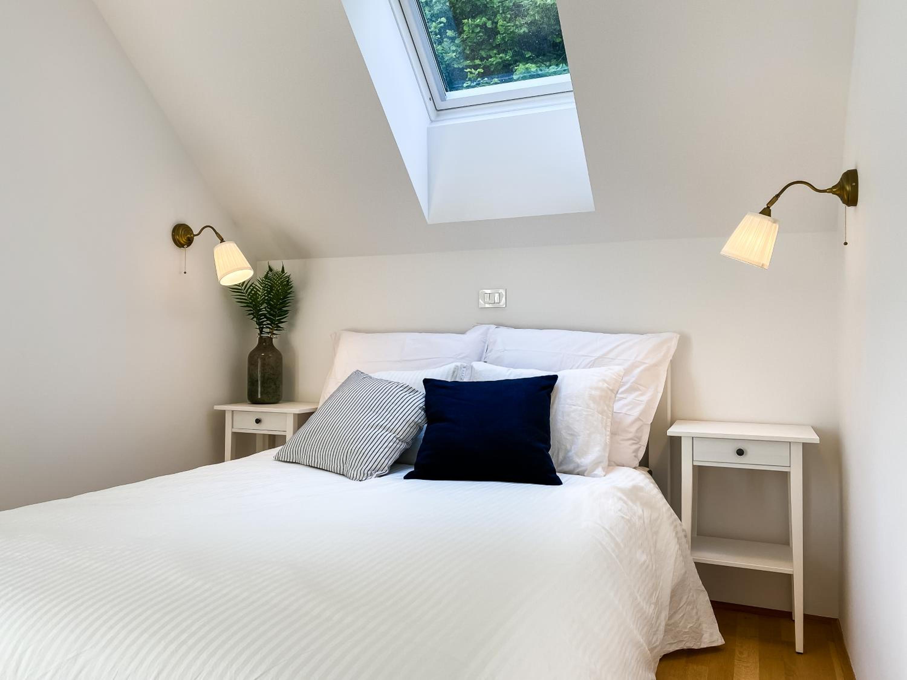 Three - Bedroom Apartment with Balcony and Lake View - Photo 6
