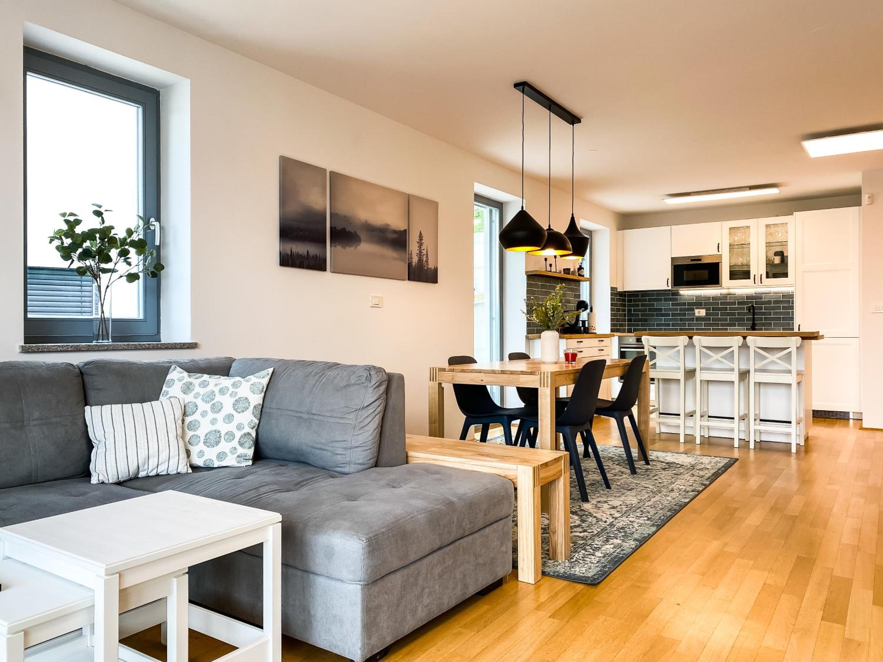 Three - Bedroom Apartment with Balcony and Lake View - Photo 12