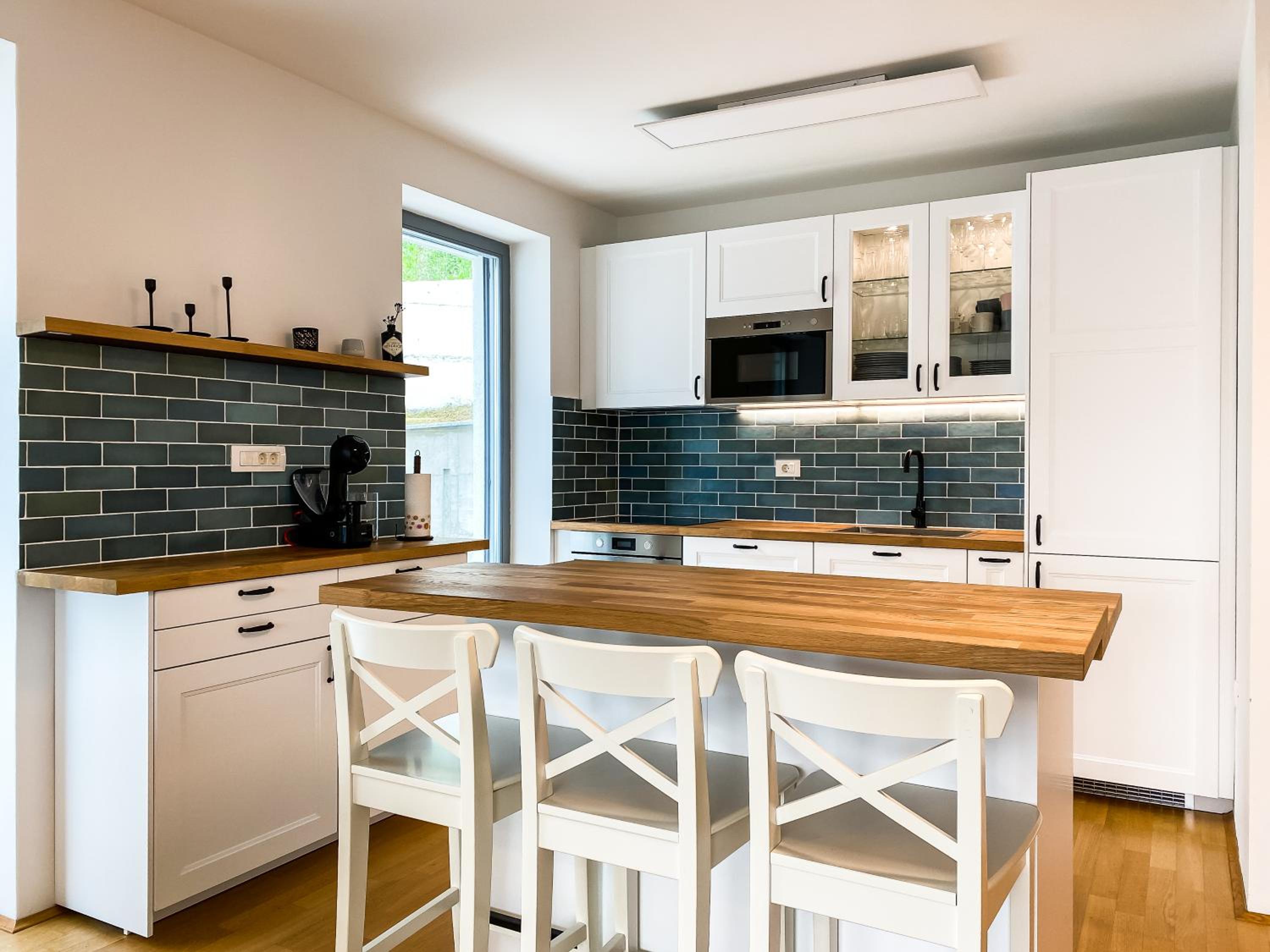 Three - Bedroom Apartment with Balcony and Lake View - Photo 2