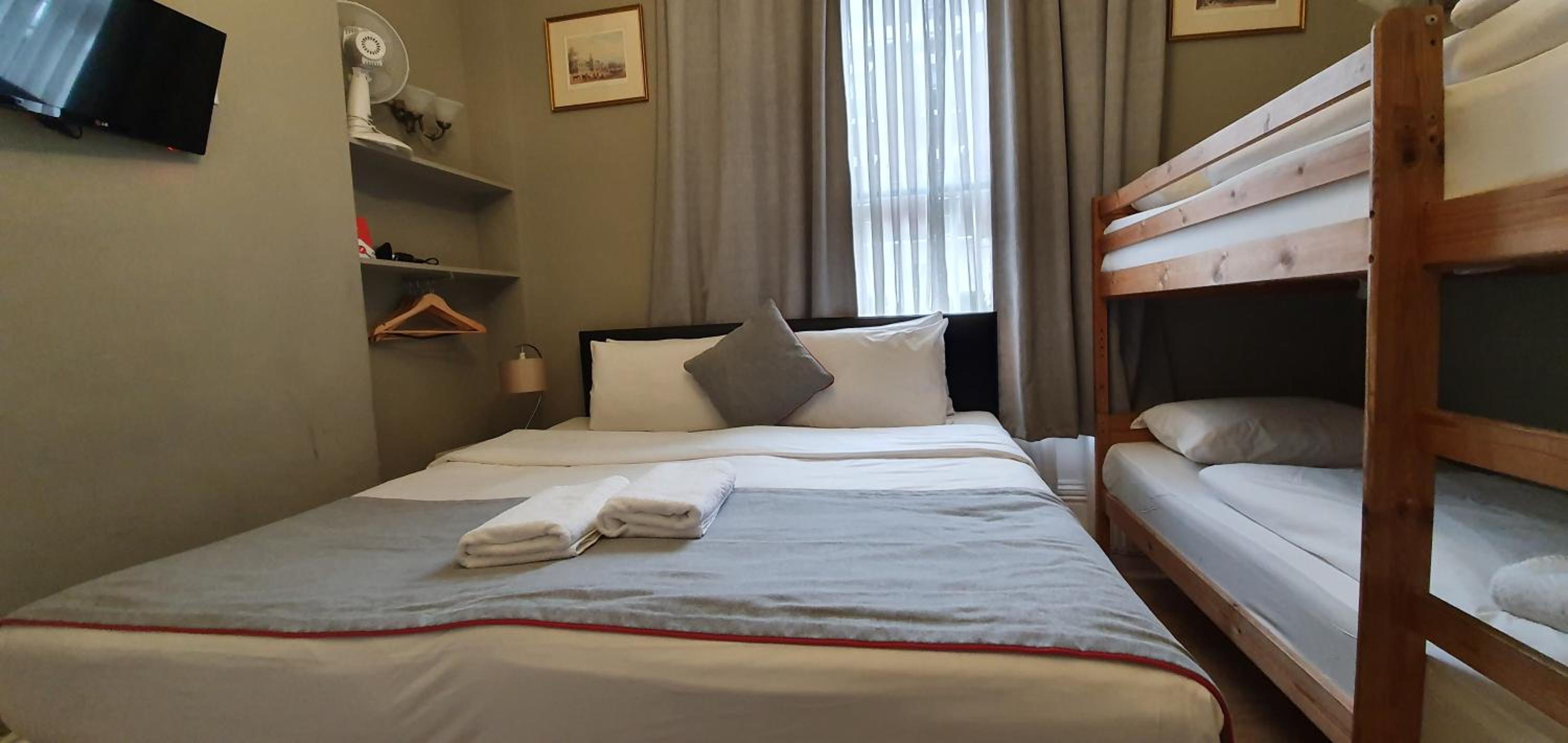 Quadruple Room With Private External Bathroom photo 2