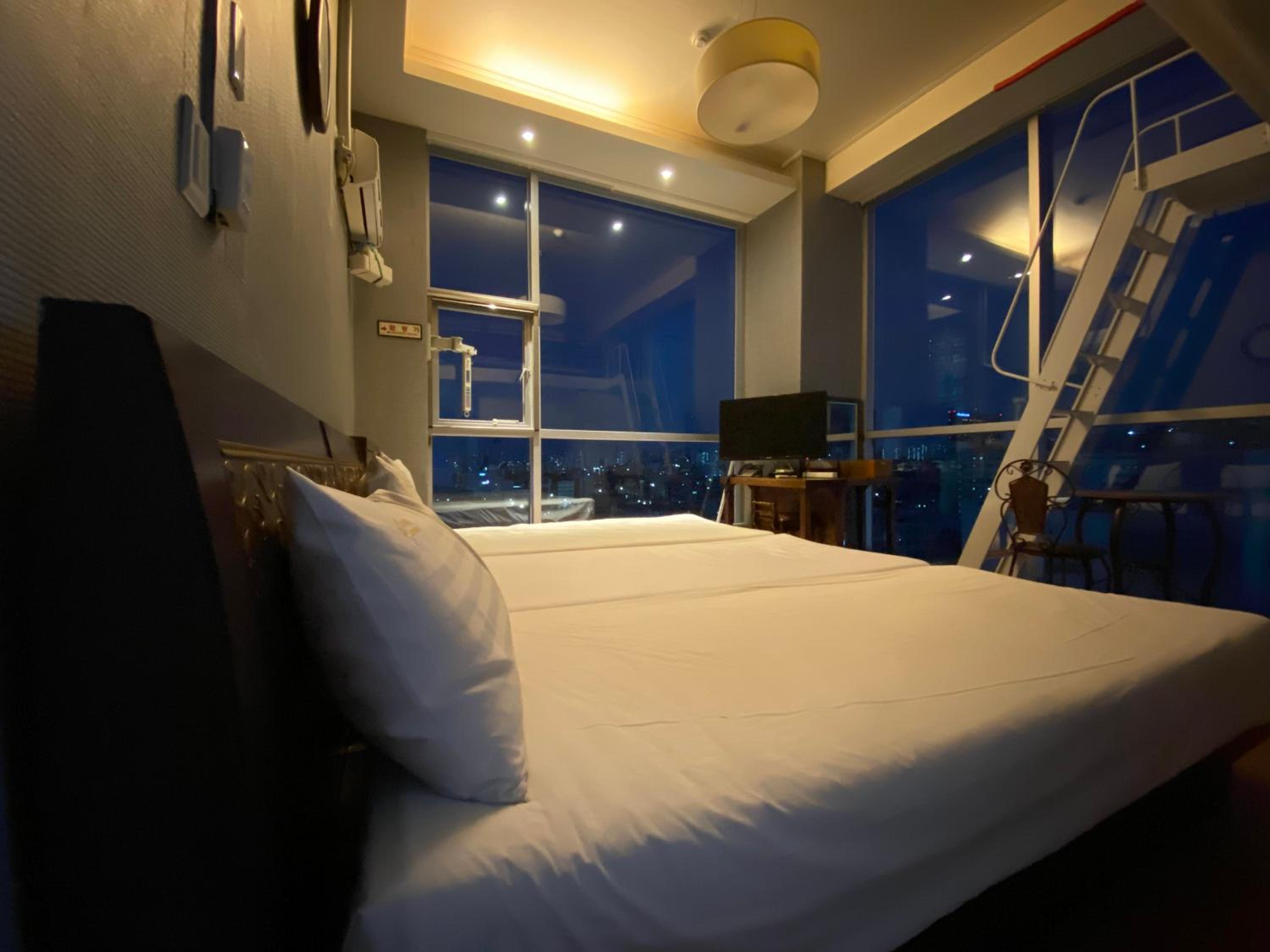 Deluxe Family Suite