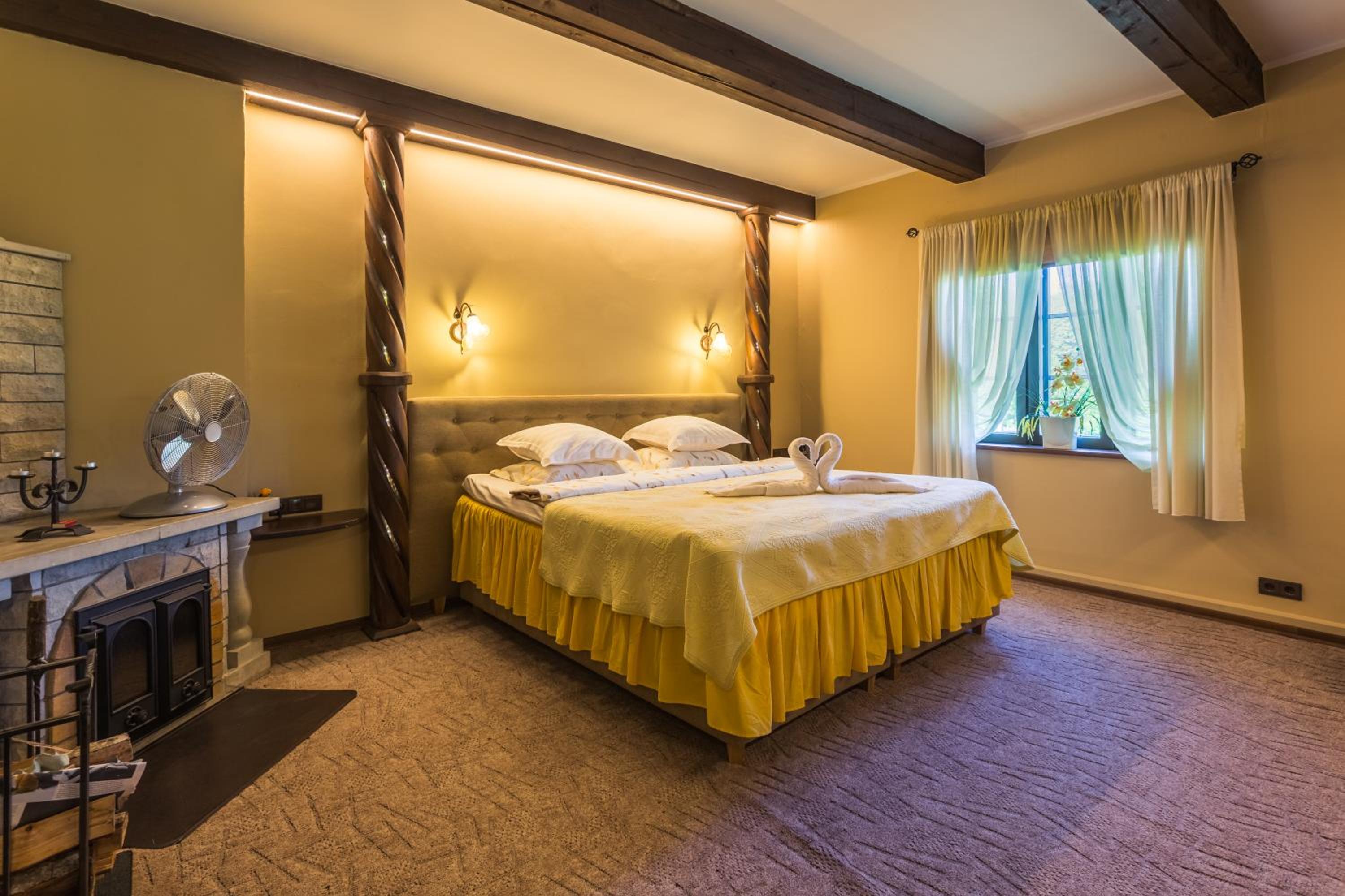 Deluxe Suite with Spa Bath - Photo 6