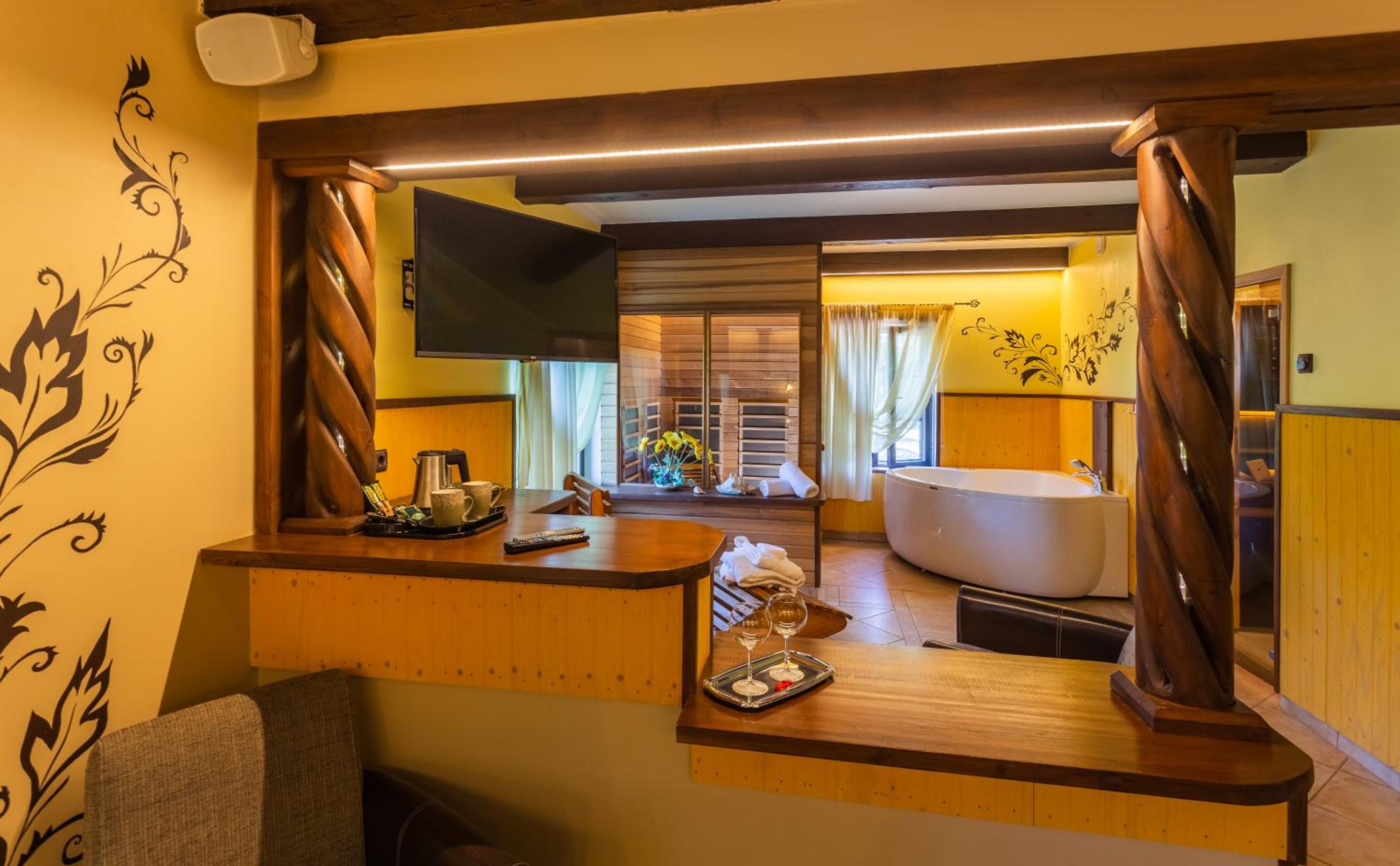 Deluxe Suite with Spa Bath - Photo 1