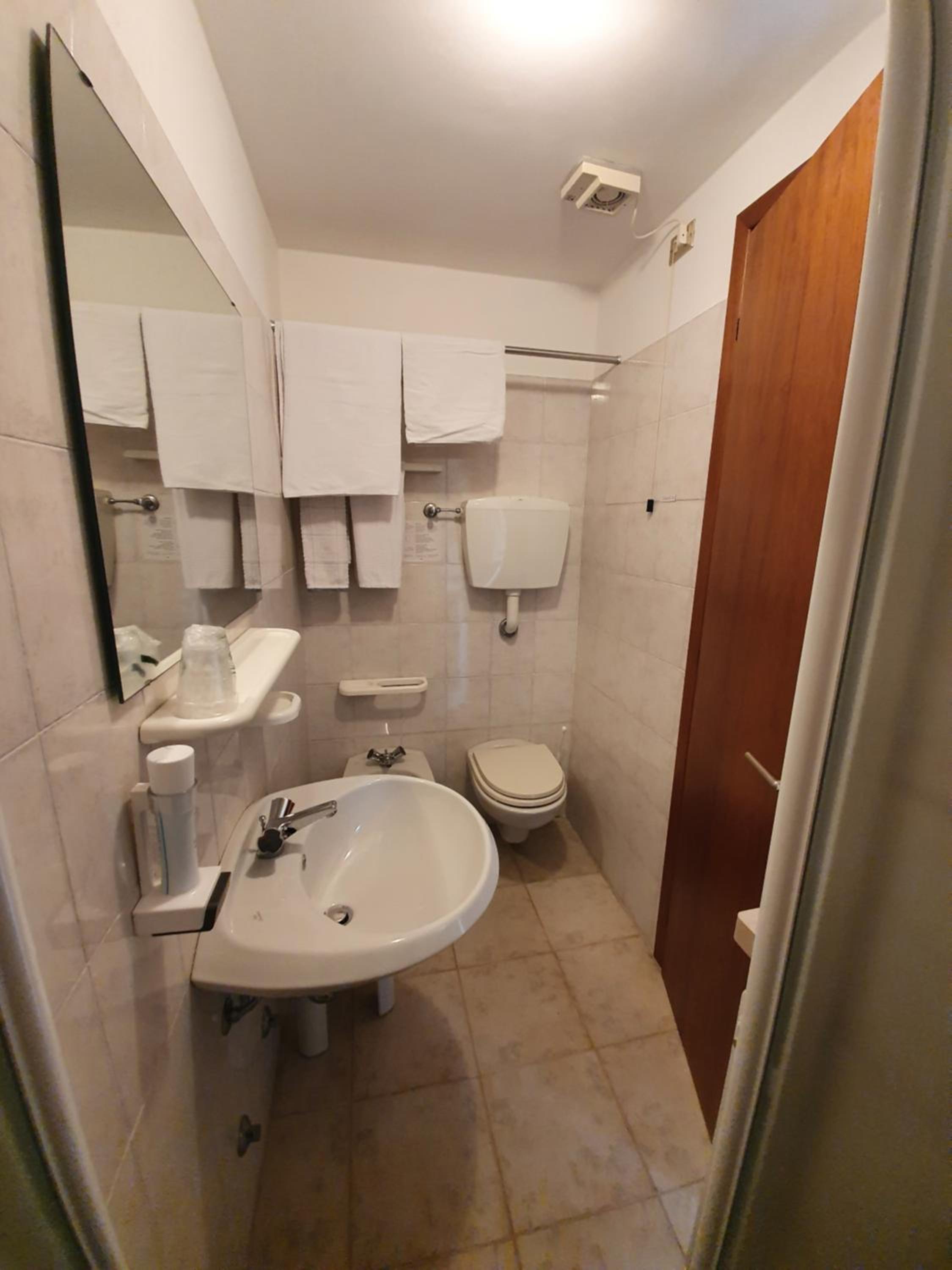 Standard Twin Room photo 3