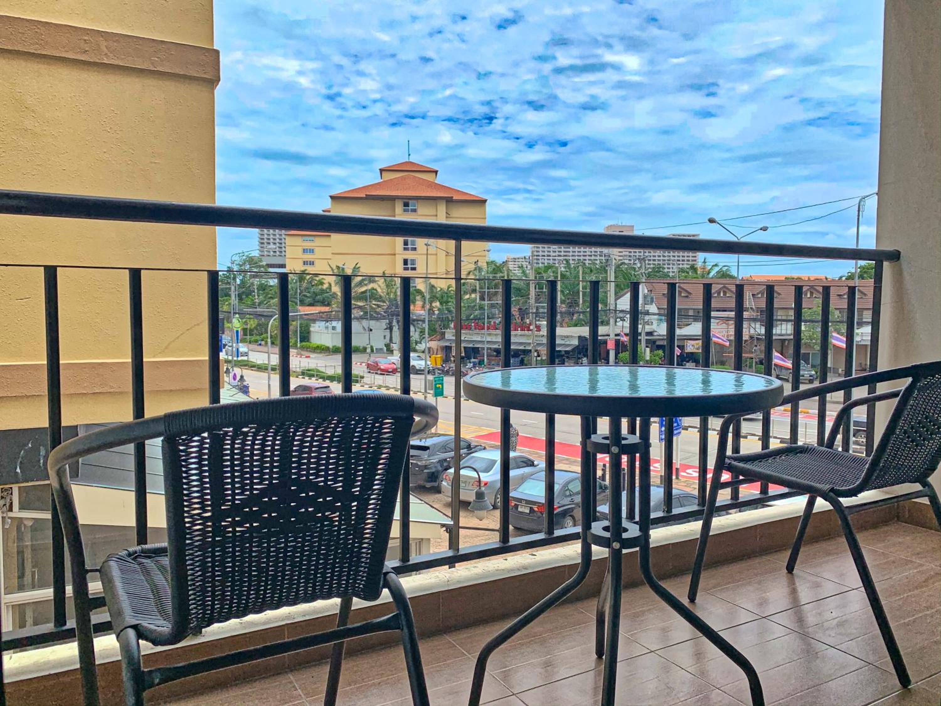 Deluxe Suite with City View - Photo 7