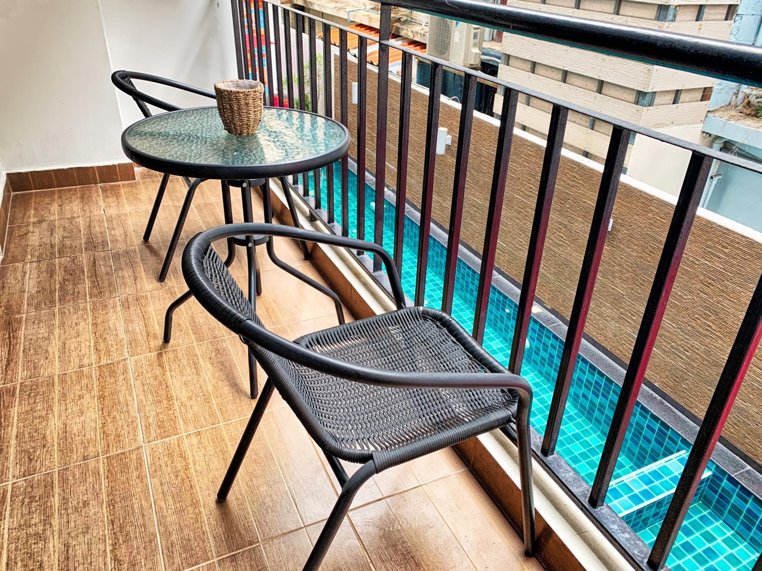Suite with Pool View - Photo 14