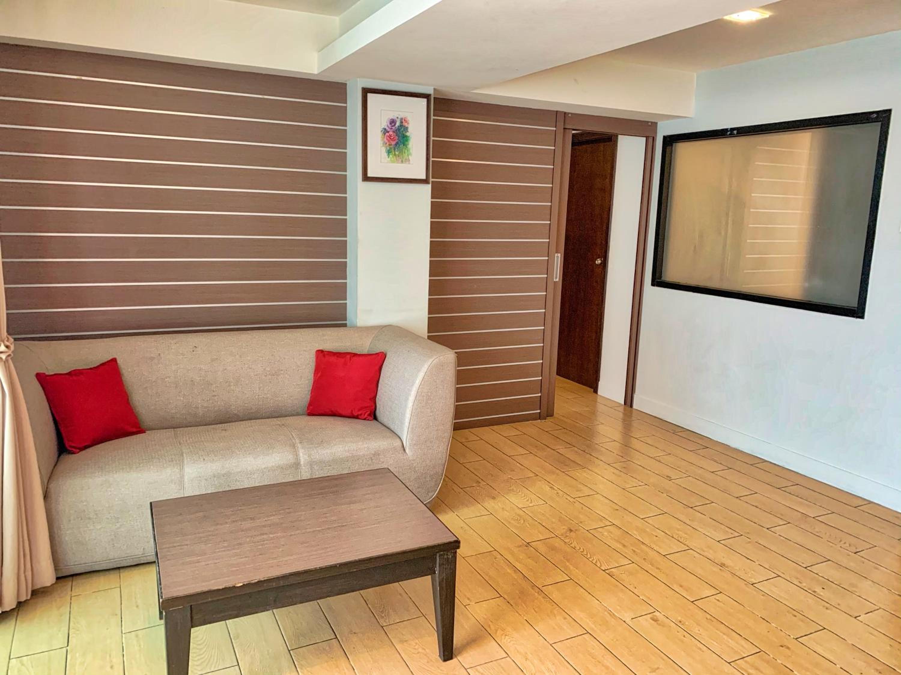 Suite with Pool View - Photo 7