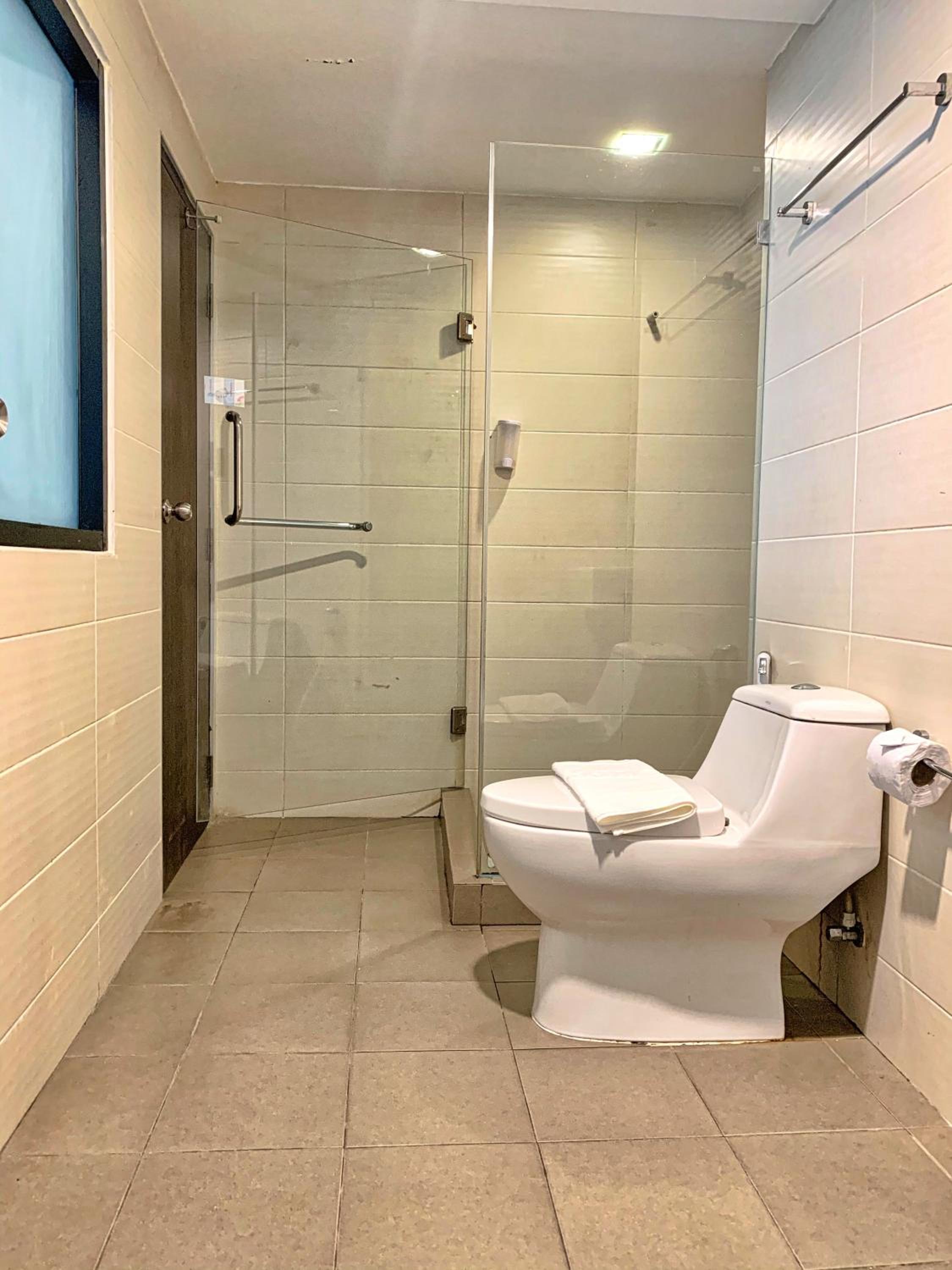 Suite with Pool View - Photo 10