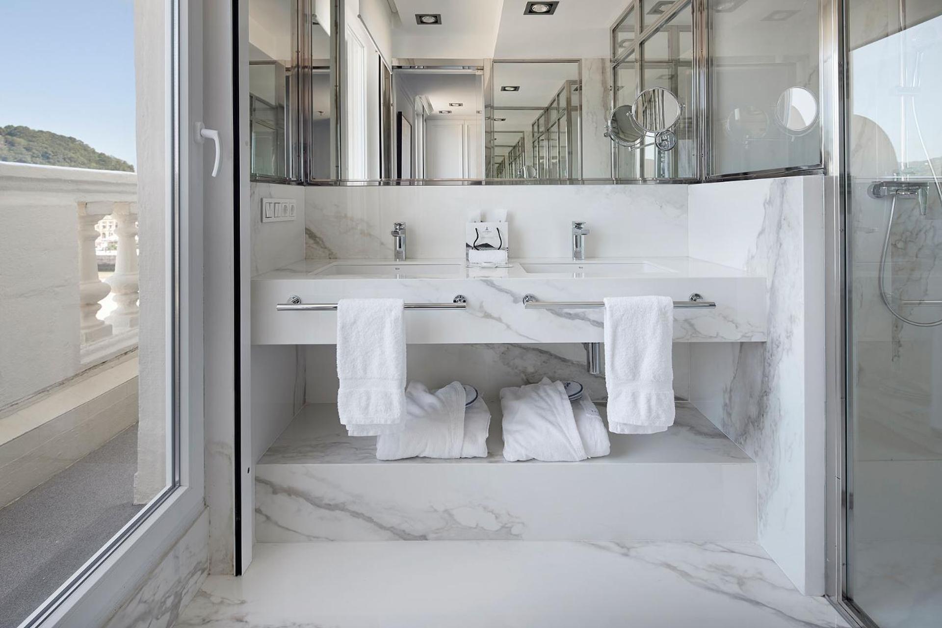 Classic Double or Twin Room with Sea View - Photo 8