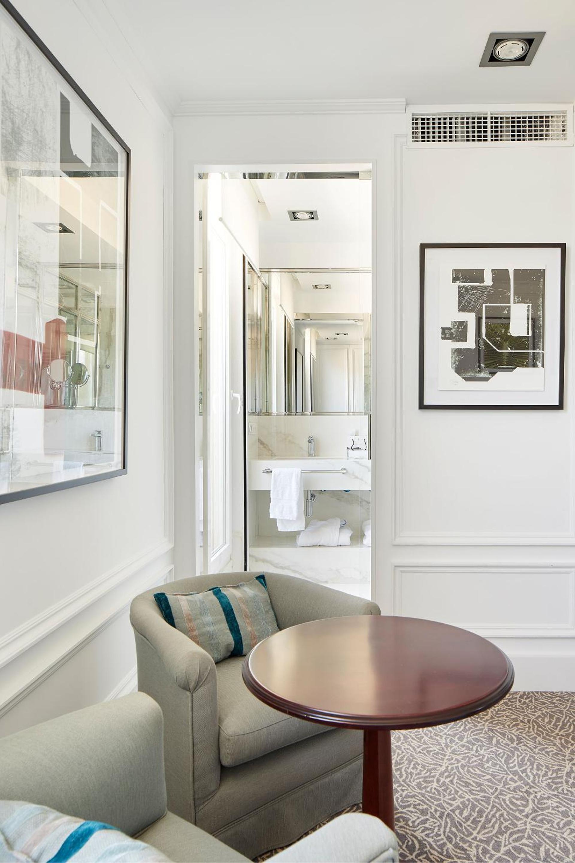 Classic Double or Twin Room with Sea View - Photo 13