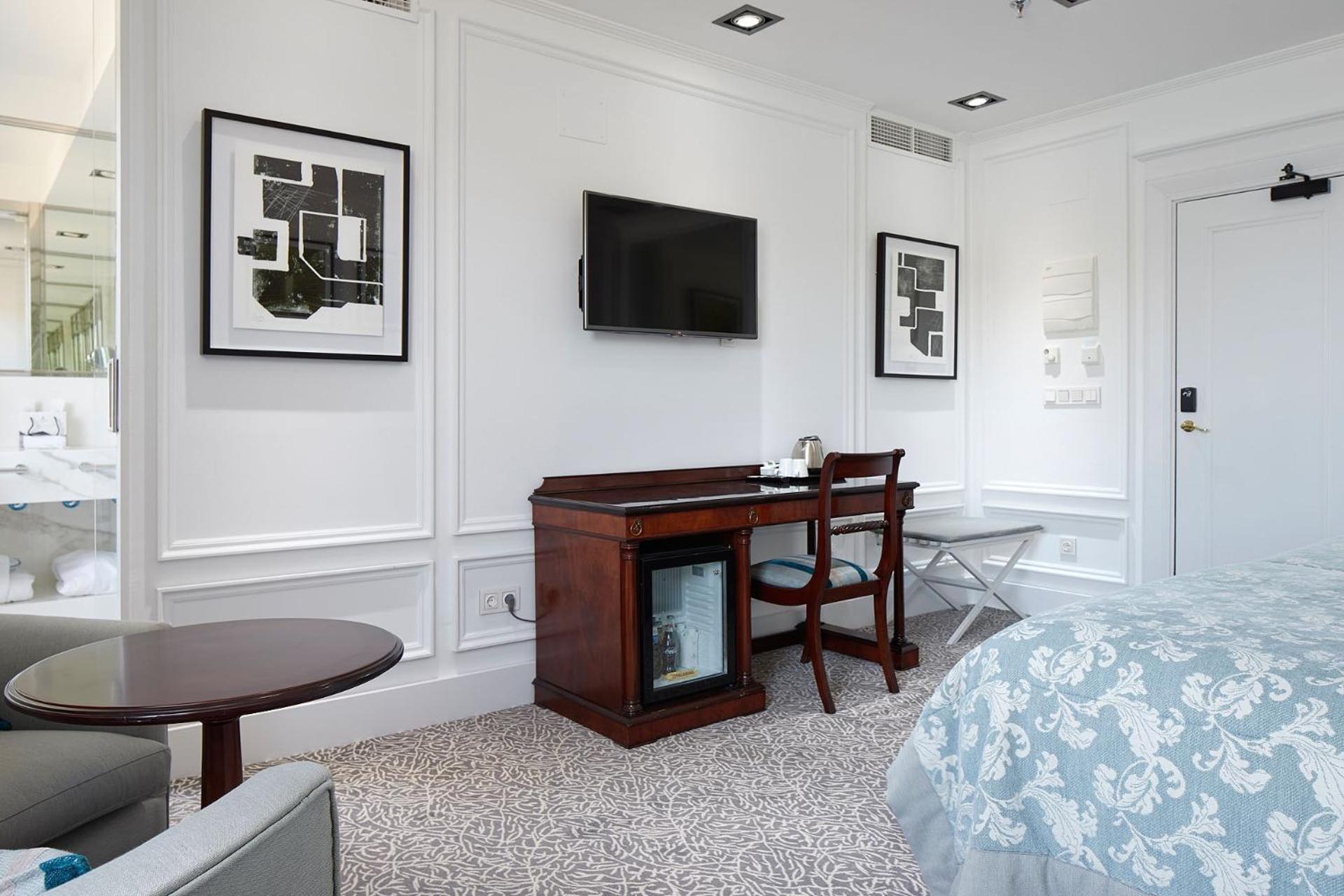 Classic Double or Twin Room with Sea View - Photo 11