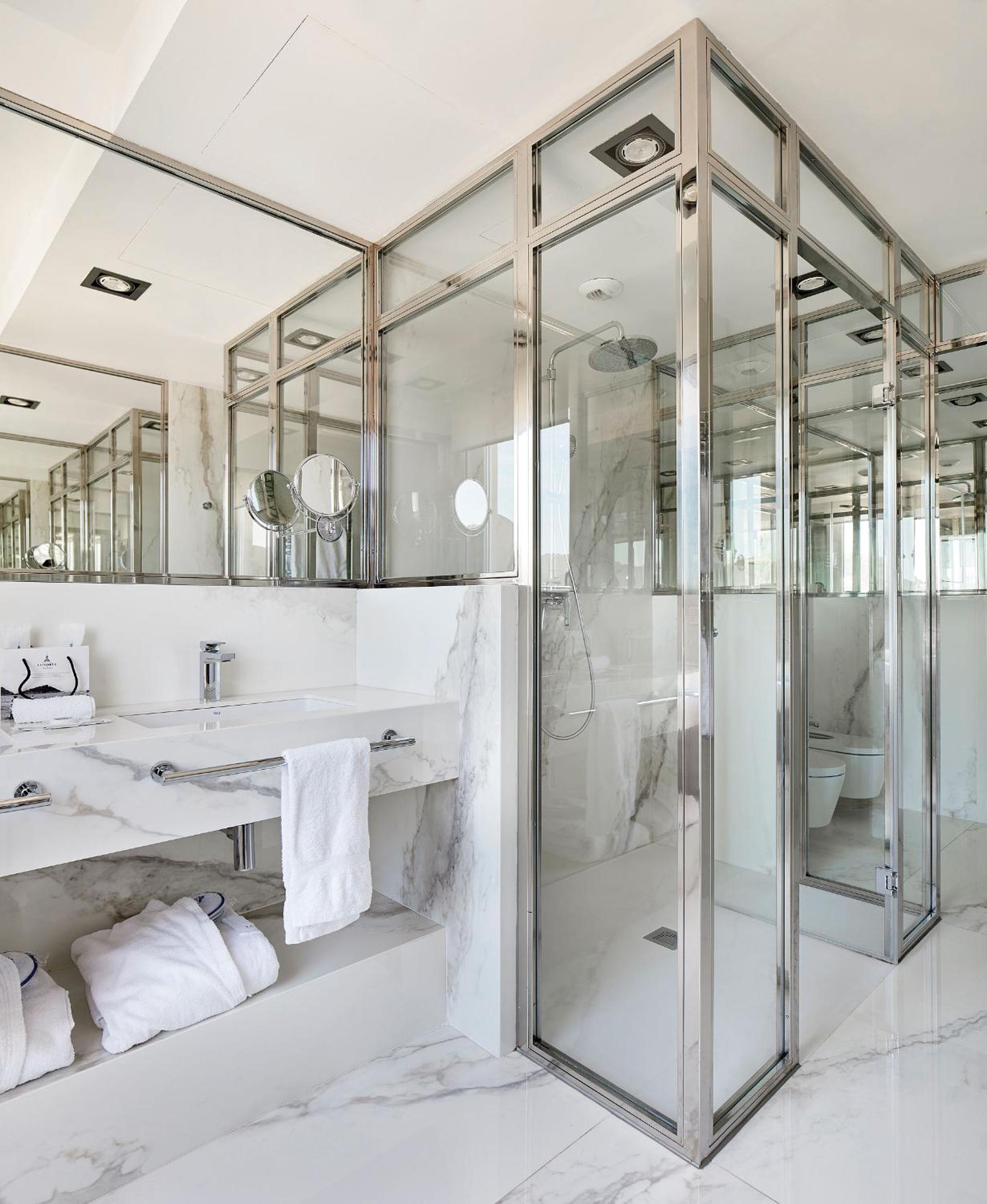 Classic Double or Twin Room with Sea View - Photo 10