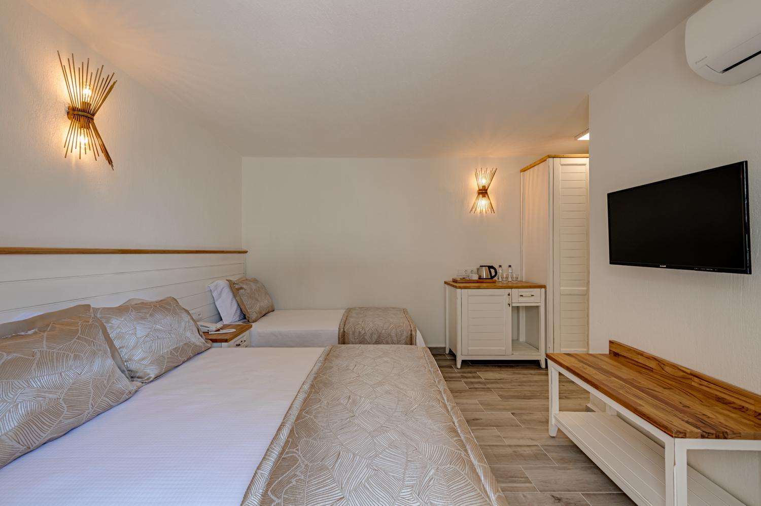 Deluxe Triple Room with Sea View photo 1