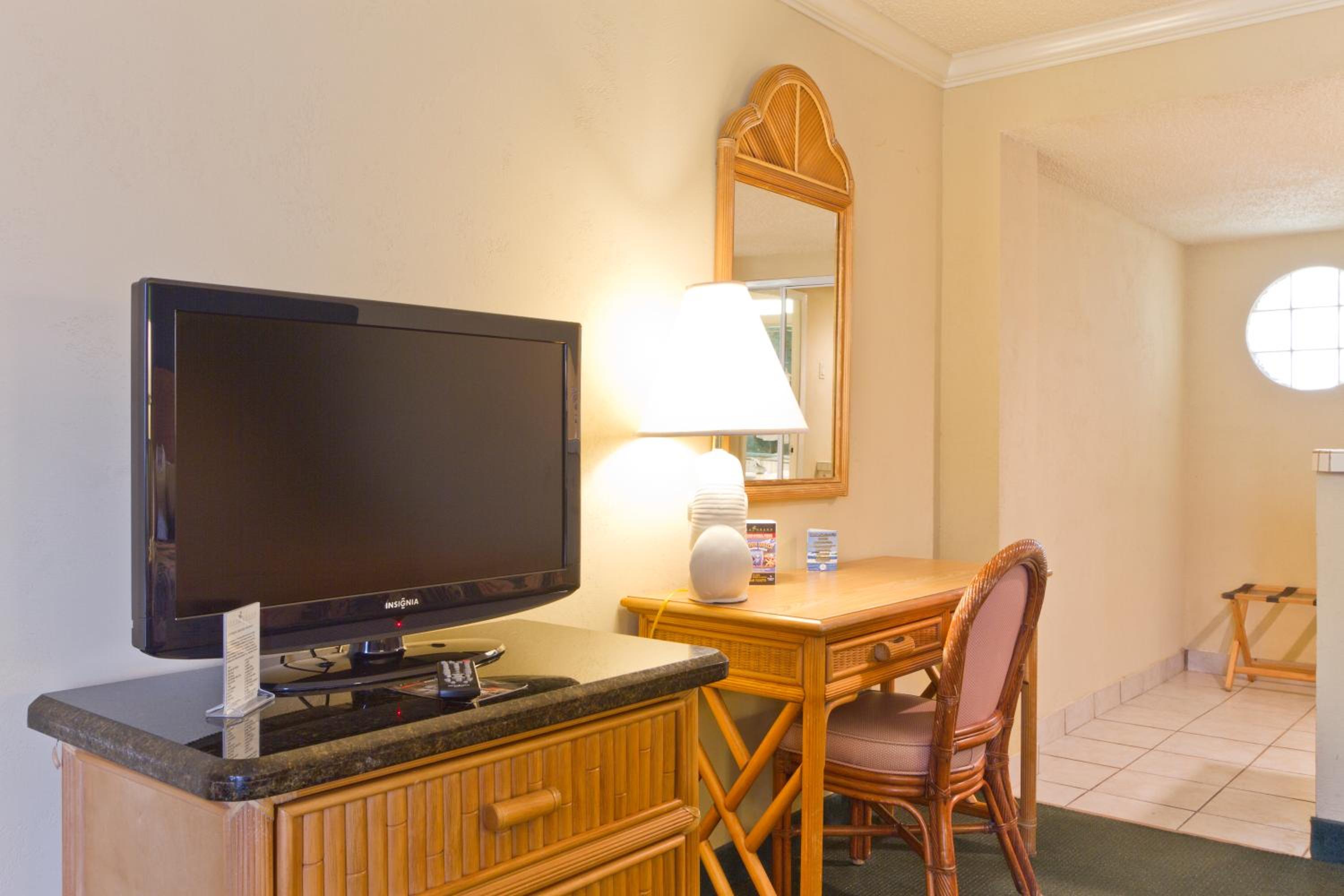 King Room with Pool View - Photo 4
