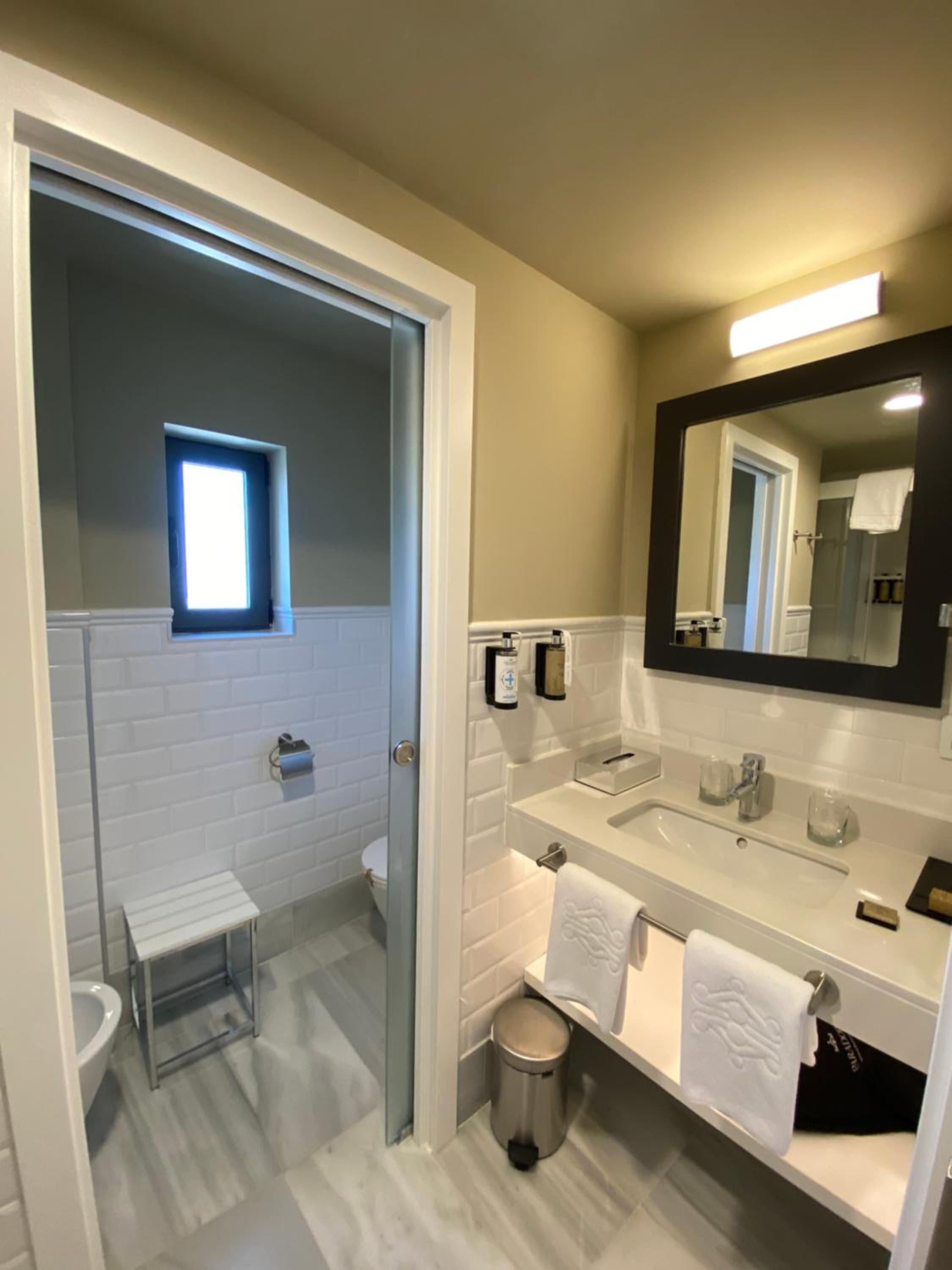 Standard Twin Room - Photo 10