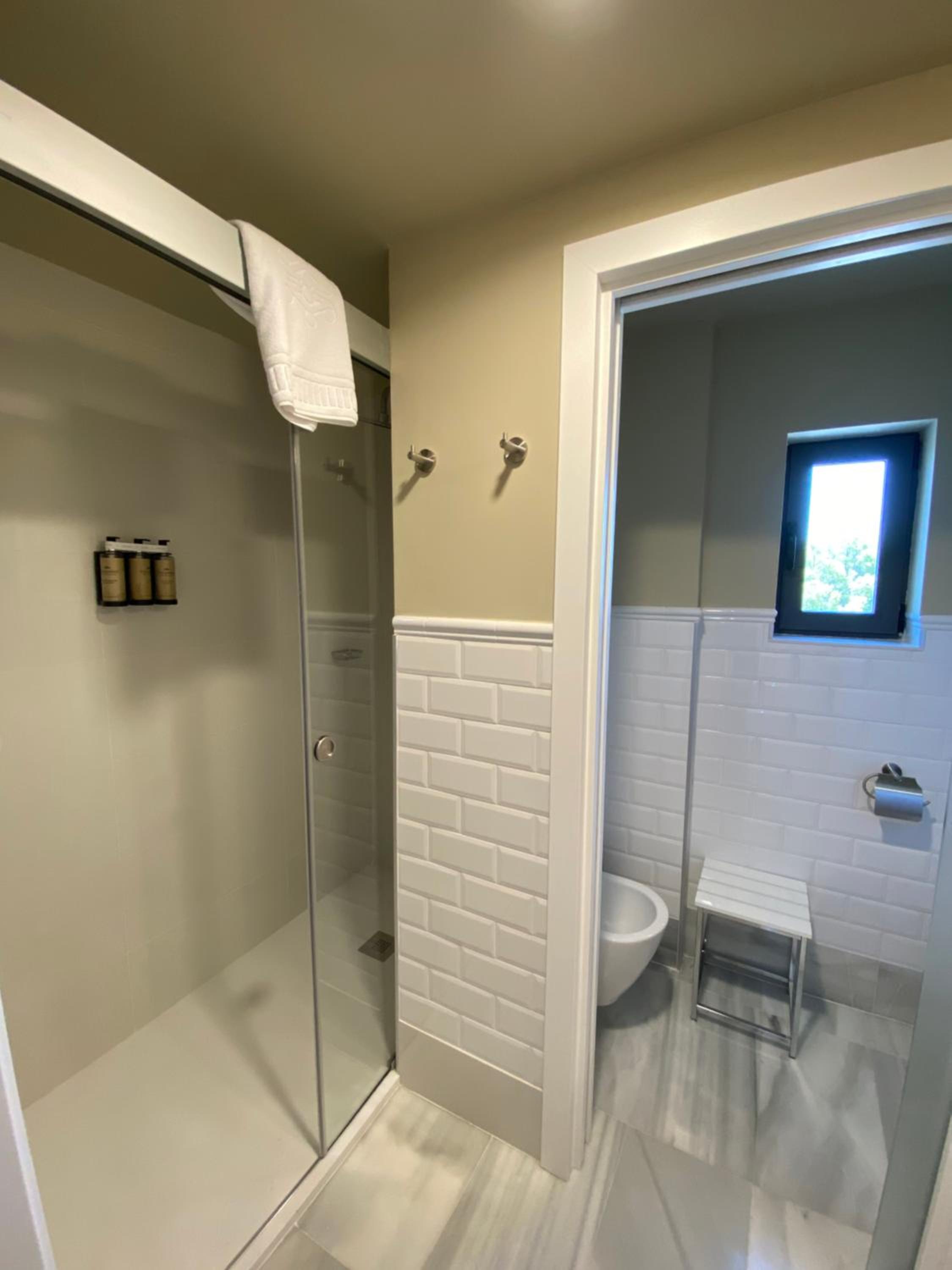 Standard Twin Room - Photo 9