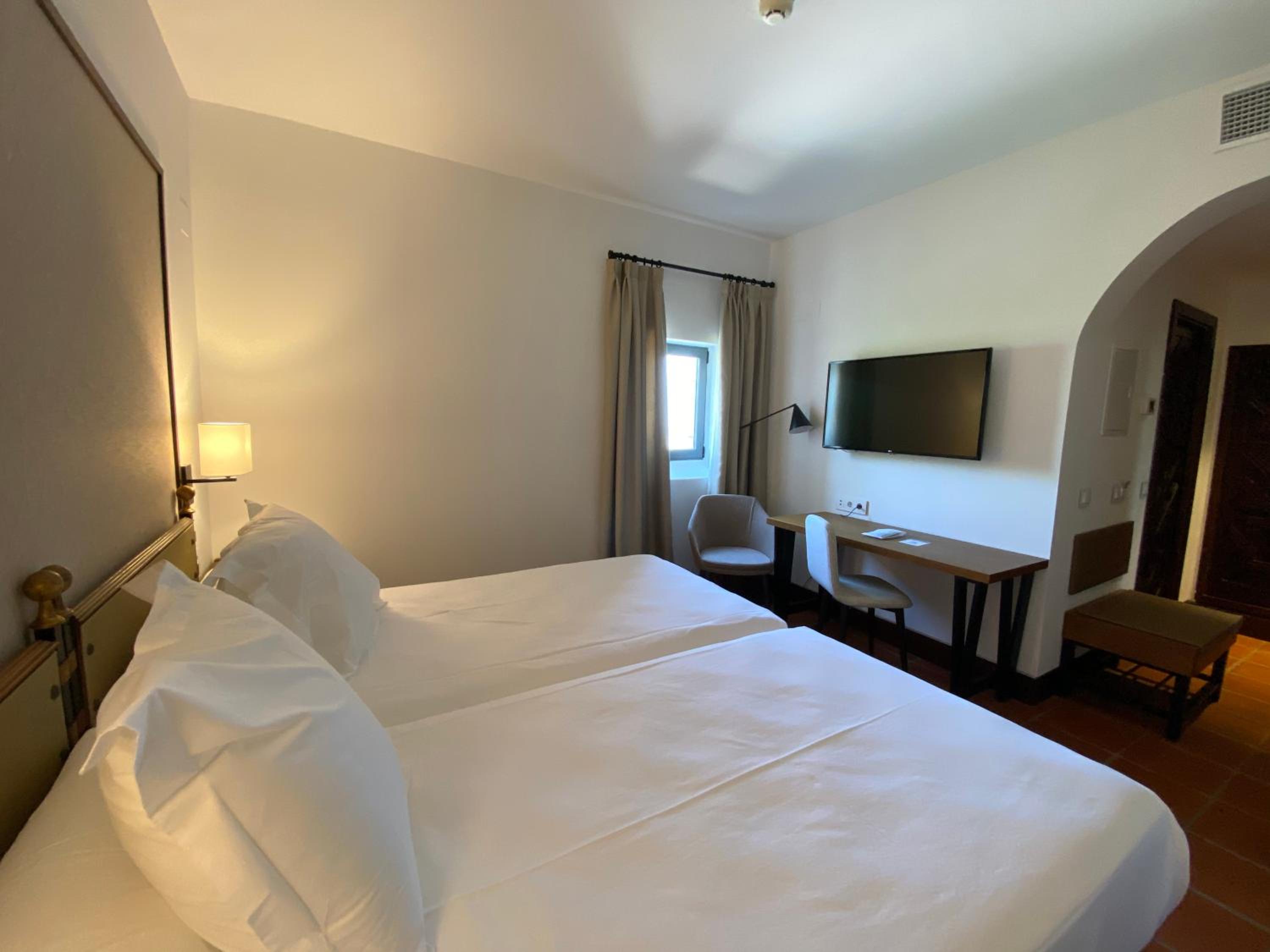 Standard Twin Room - Photo 8