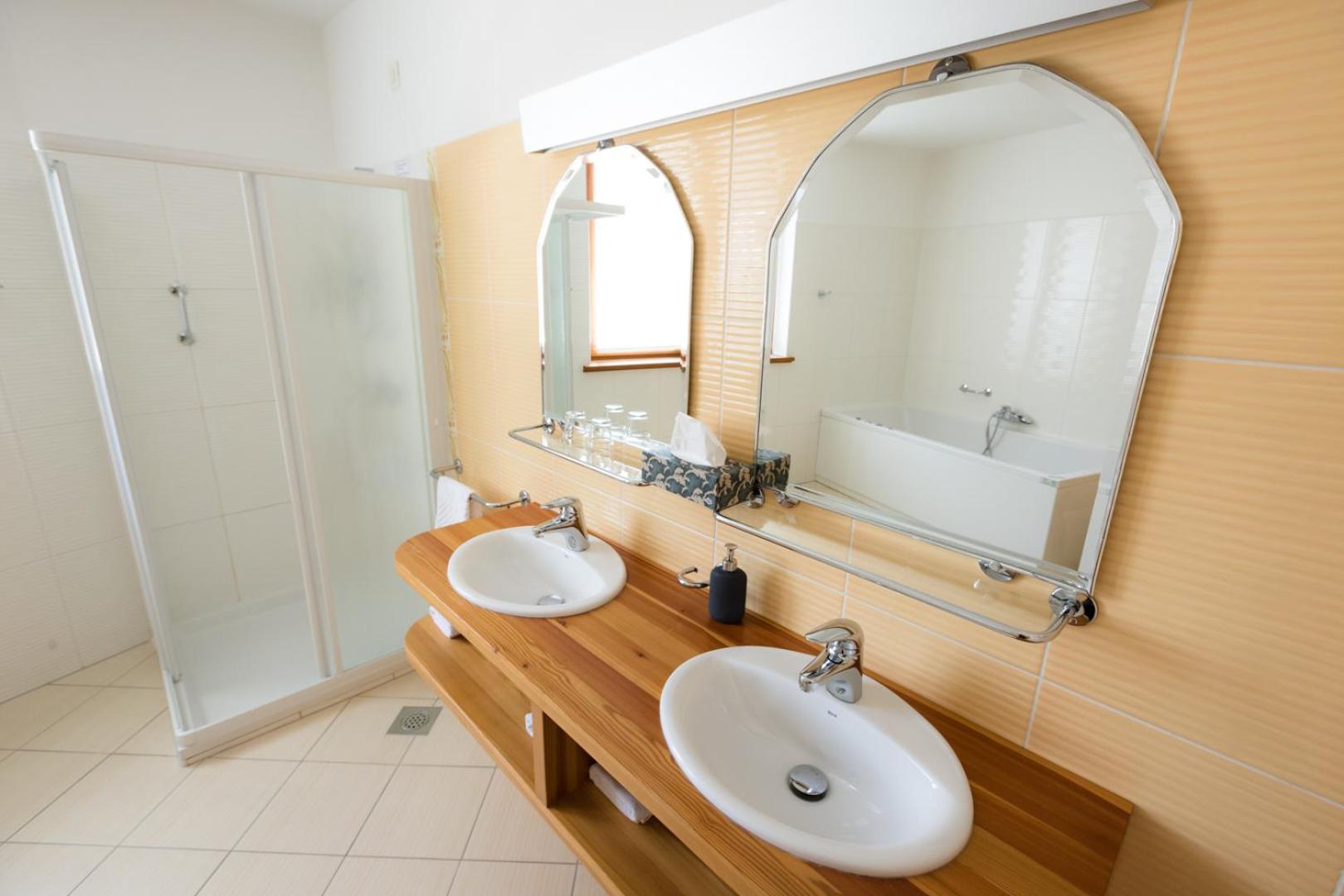 Deluxe Double Room with Balcony - Photo 5