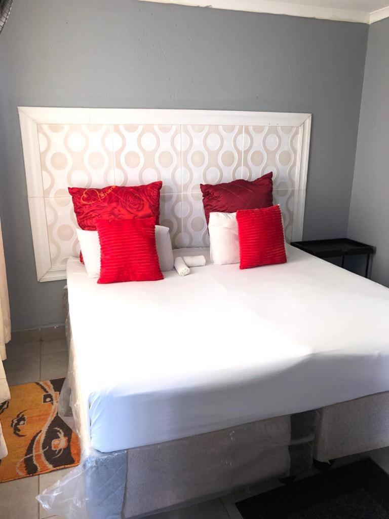 Deluxe King Room - Photo 2