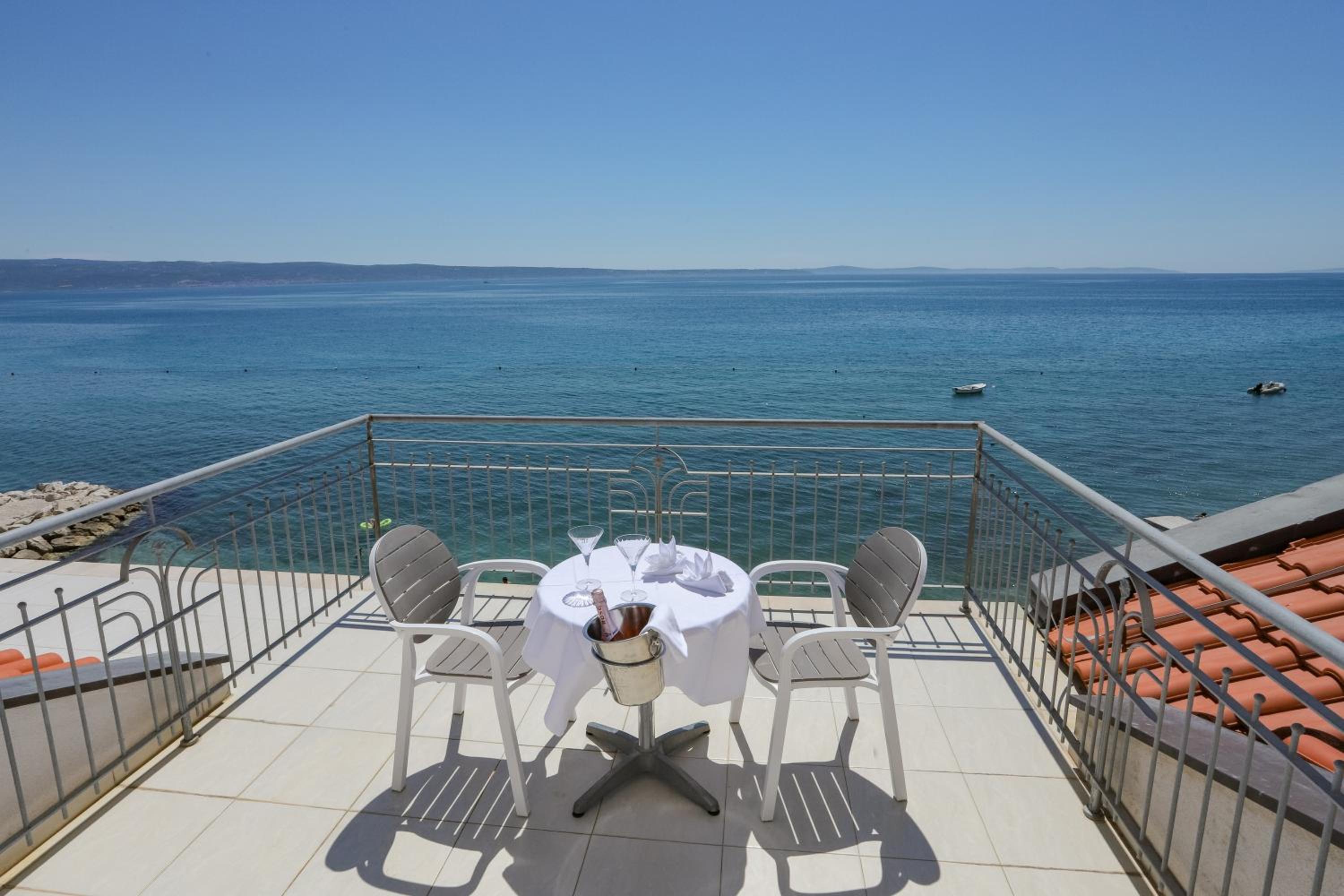 Deluxe Two-Bedroom Suite with Sea View (4 Adults + 2 Children) - Photo 2