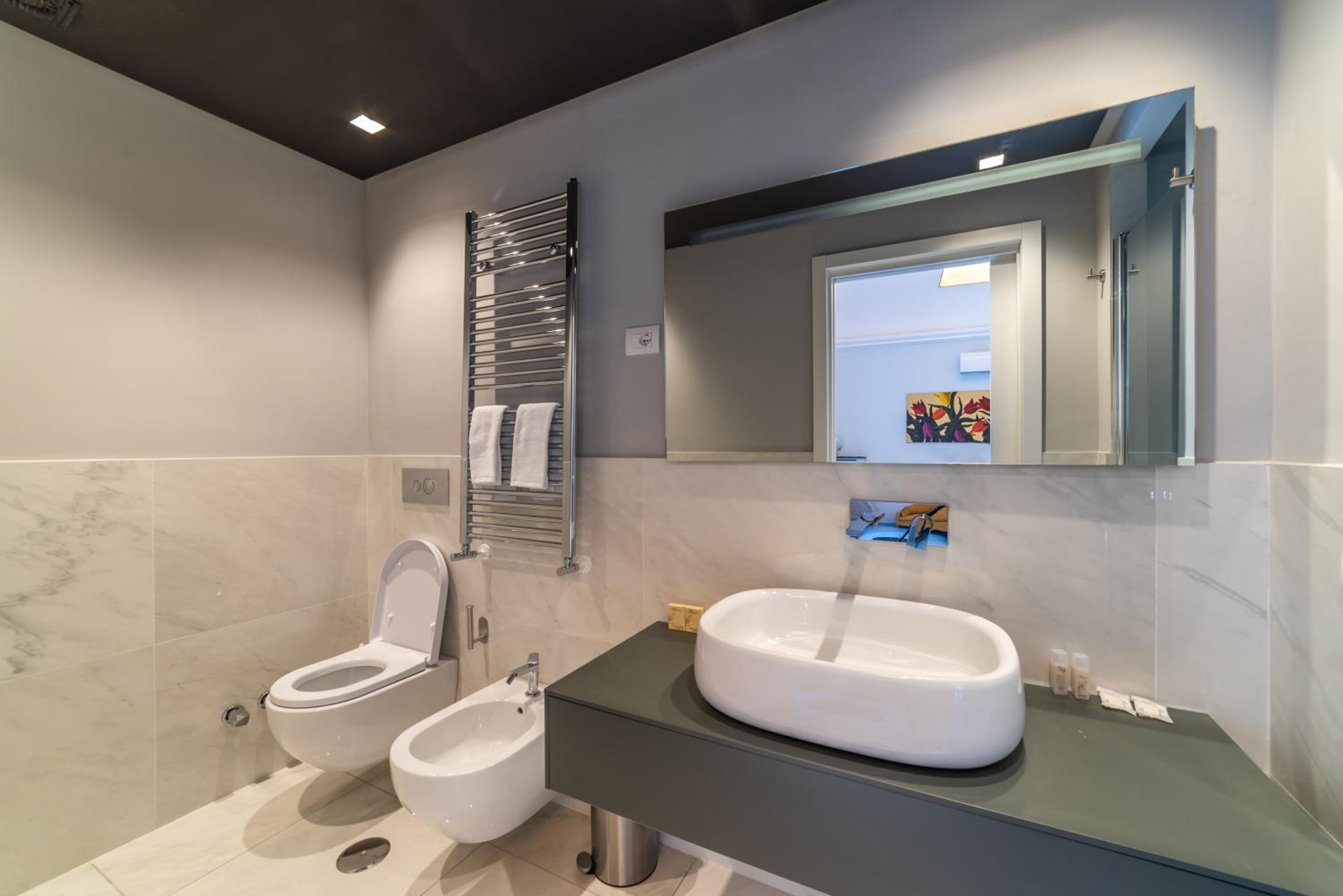 Double Room with Balcony - Photo 4