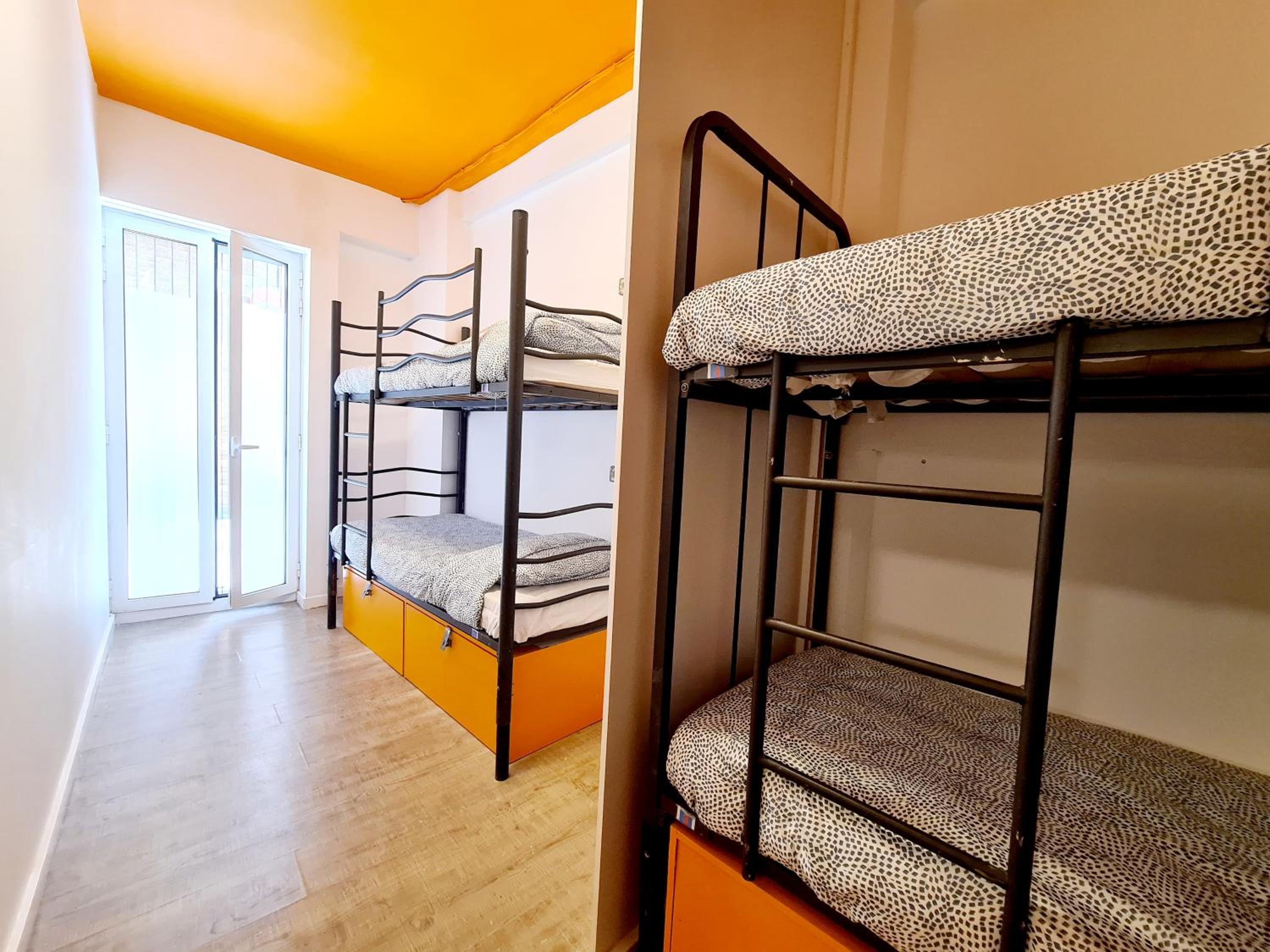 Cama en Dormitorio Compartido Femenino de 8 Camas