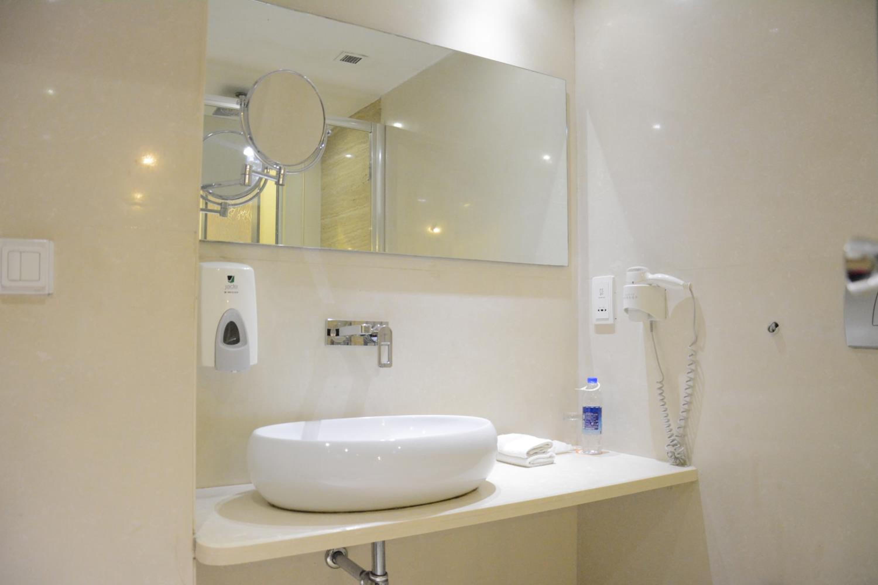 Premier King Room with Window & Free Airport Pick-up photo 3