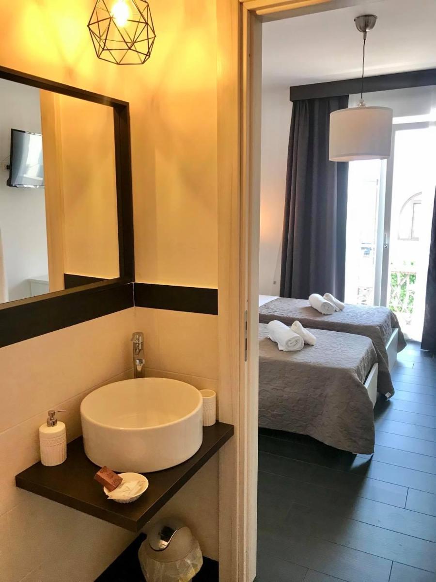 Deluxe Double or Twin Room with Side Sea View - Photo 5