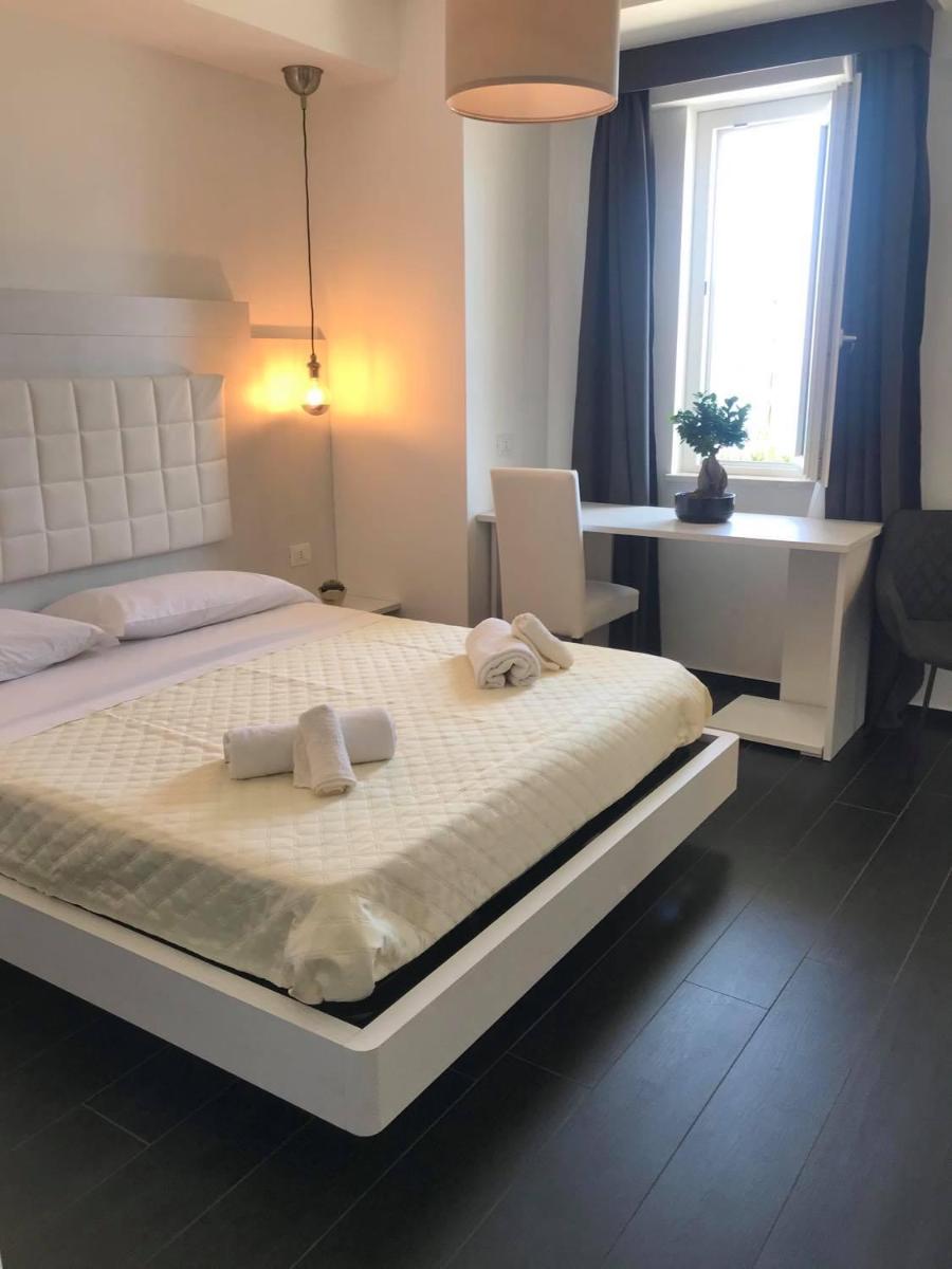 Deluxe Double Room with Balcony and Sea View