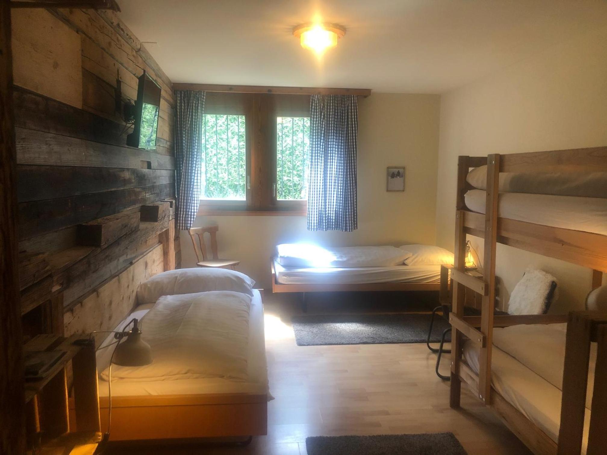 Basement Budget Quadruple Room with Bunk Bed and 2 single beds - Photo 6