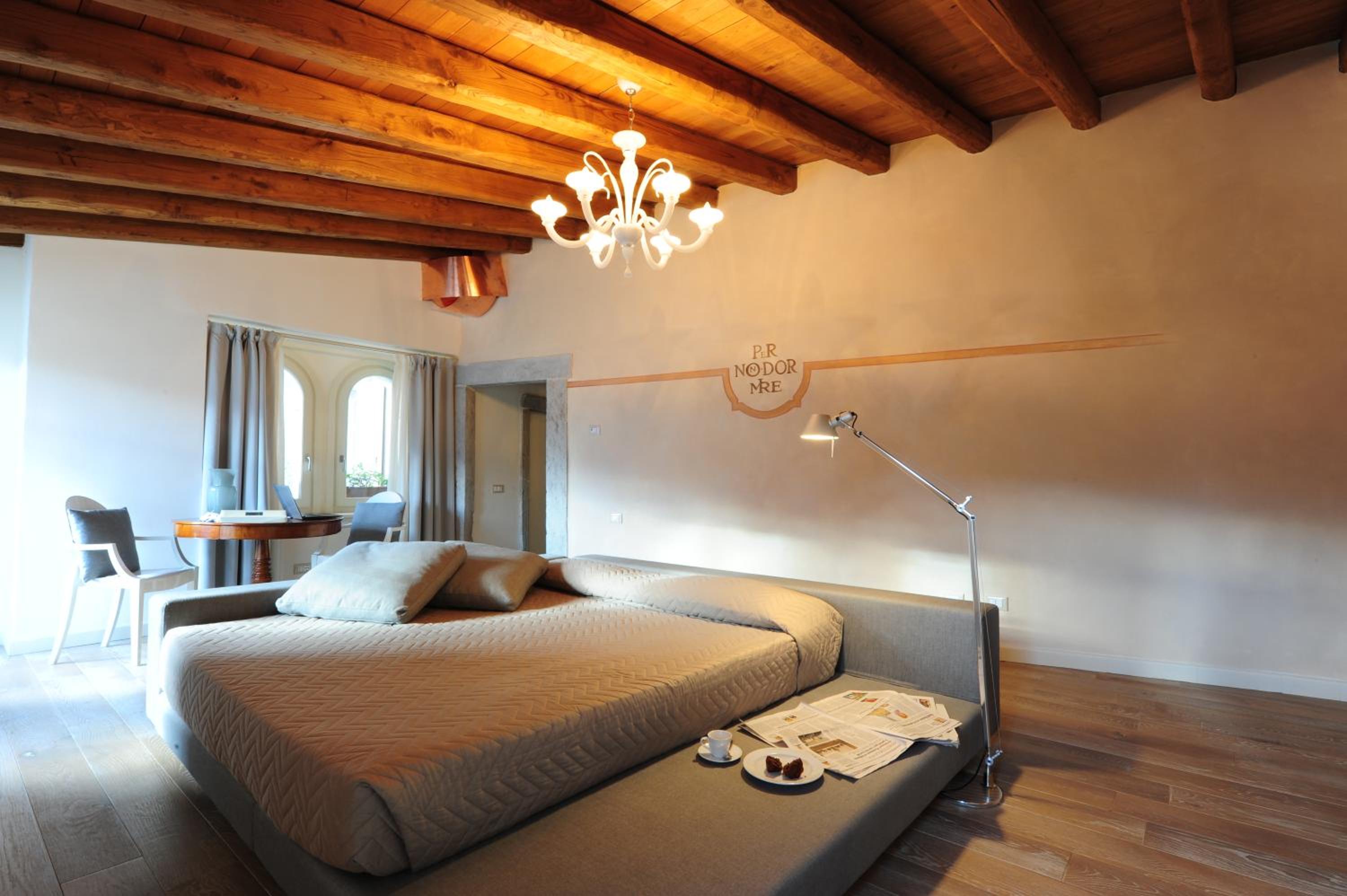 Junior Suite with Lake View and Terrace - Photo 3