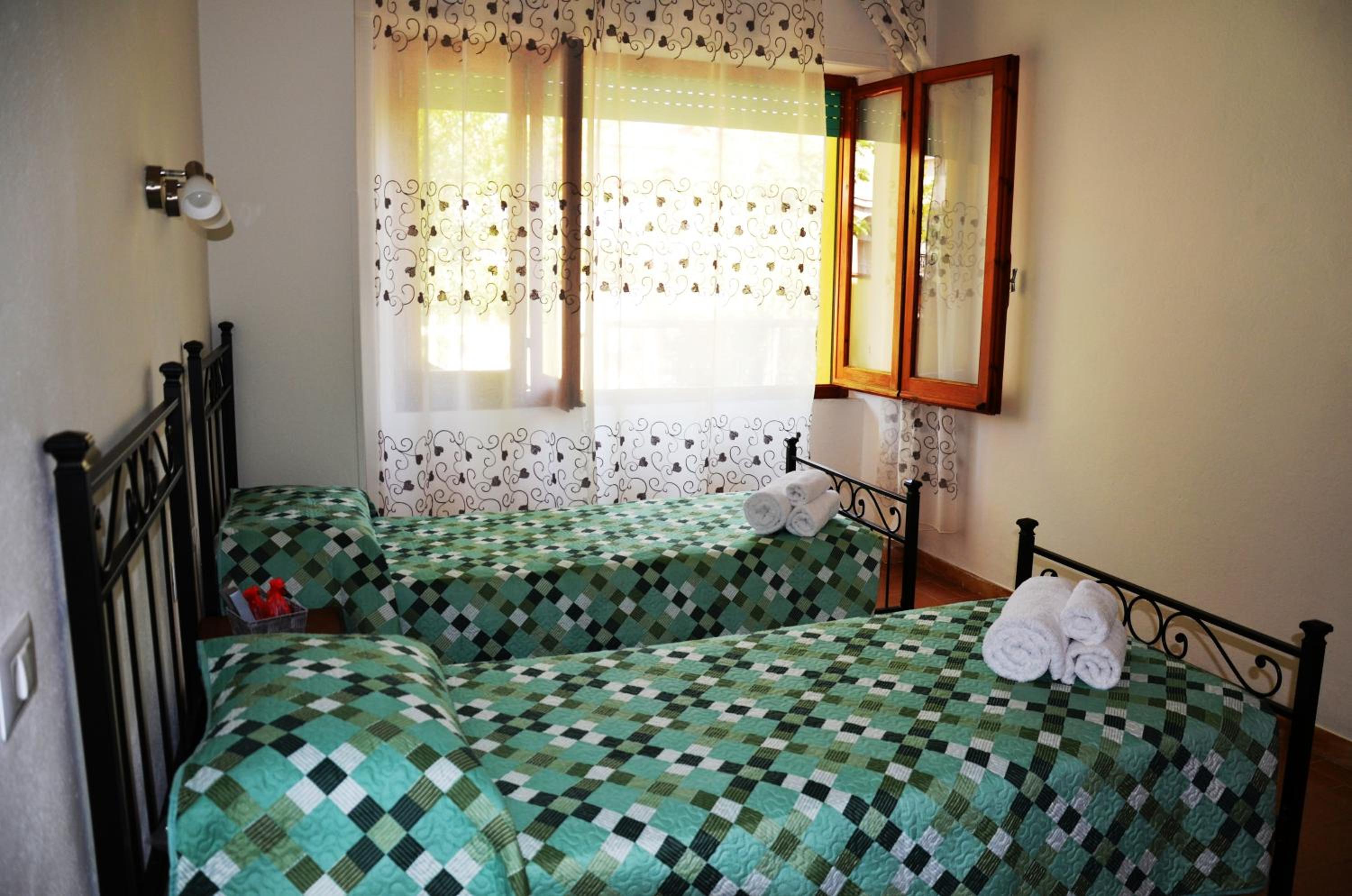 Deluxe Twin Room With Shared Bathroom photo 1
