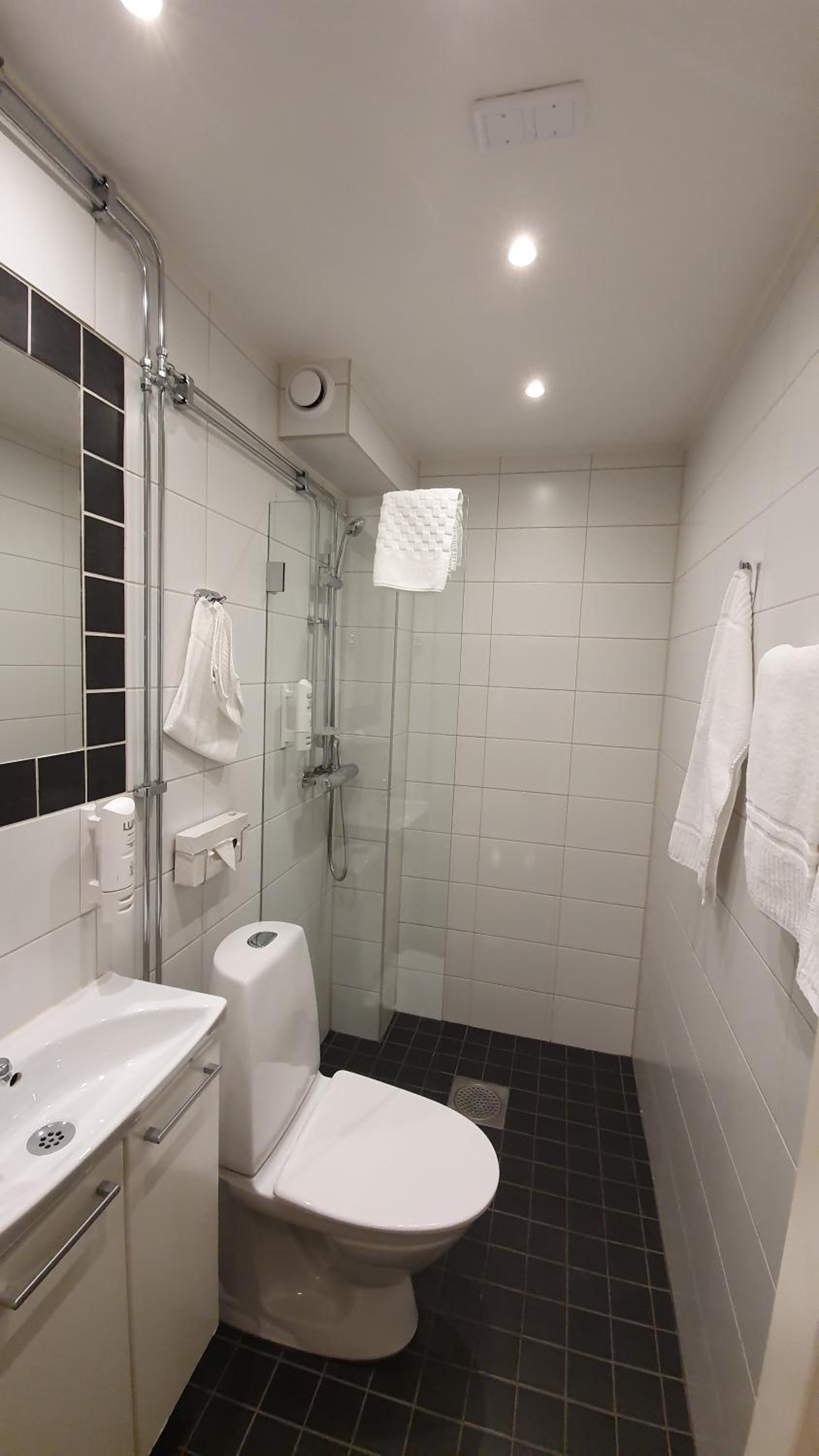 Economy Double Room with Two Single Beds - Basement - Non-Smoking - Photo 4