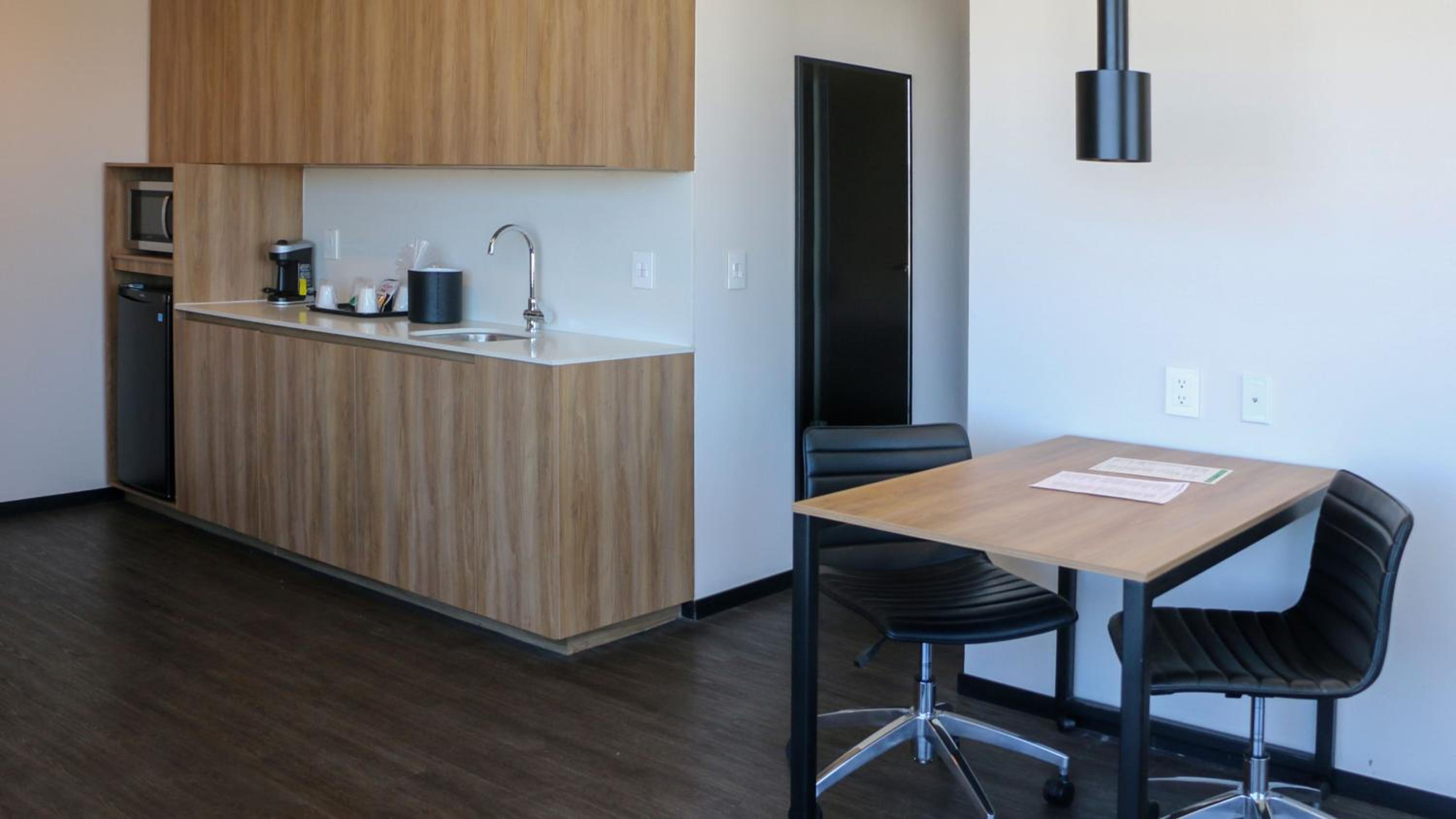 King Suite with City View - Photo 6