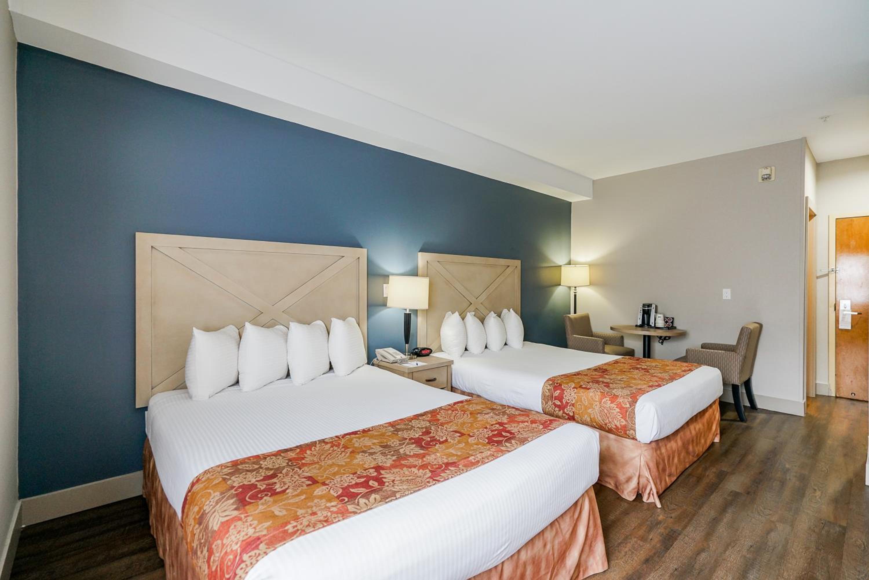 Queen Room with Two Queen Beds - Non-Smoking - Photo 2
