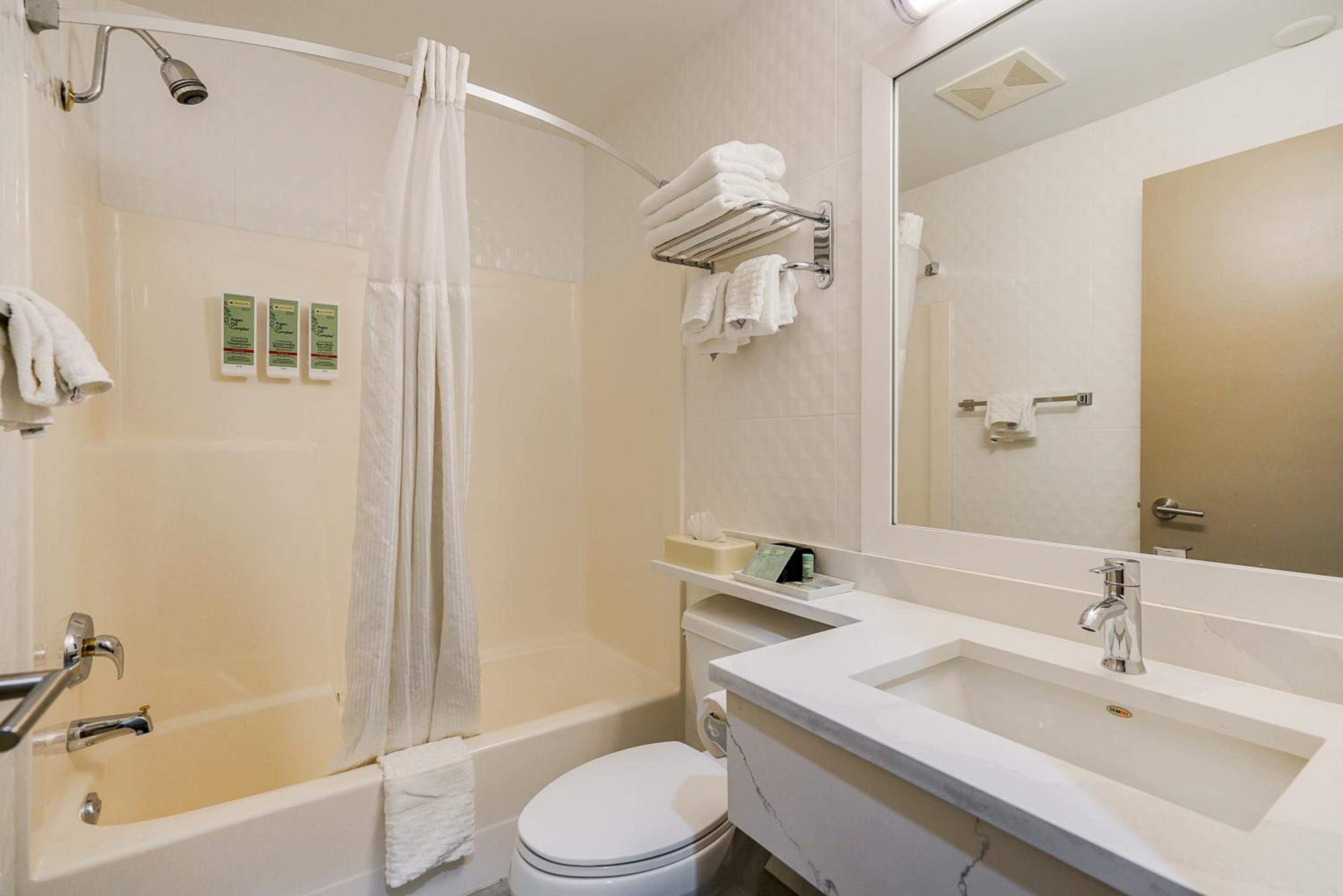 Queen Room with Two Queen Beds - Non-Smoking - Photo 6
