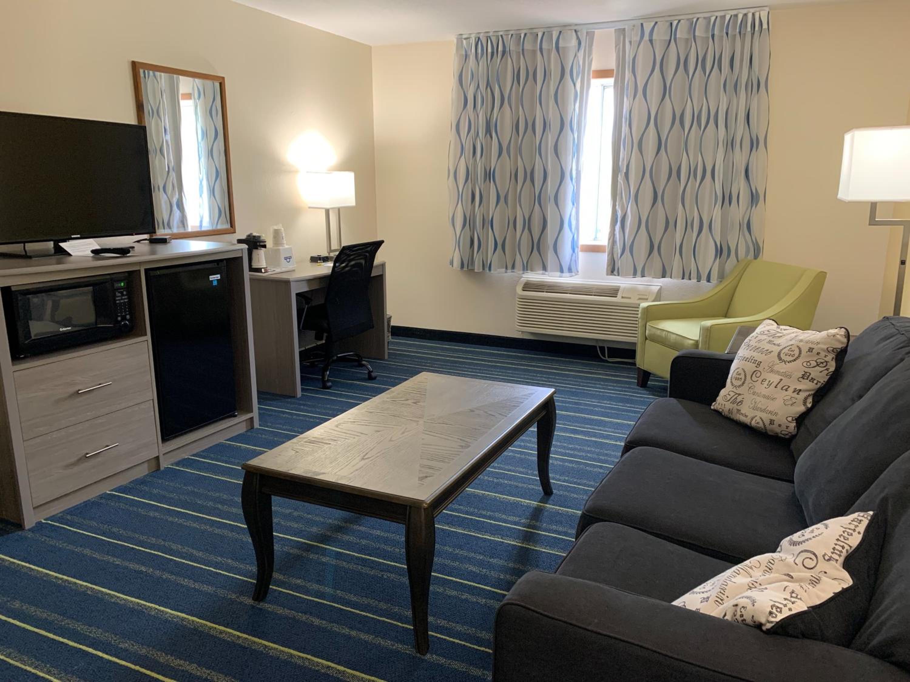 King Suite - Non-Smoking - Photo 3