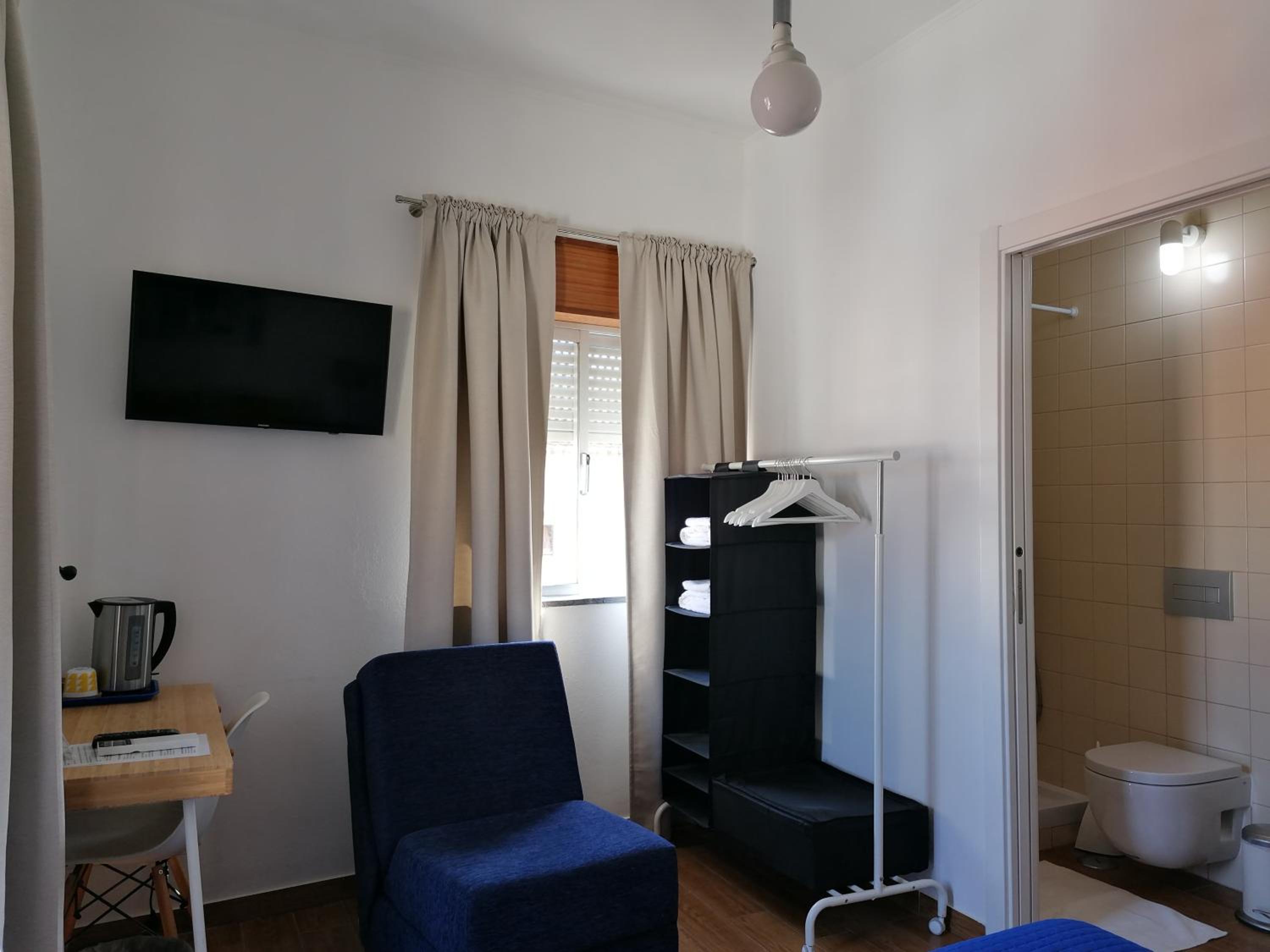 Double Room with Private Bathroom - Photo 19