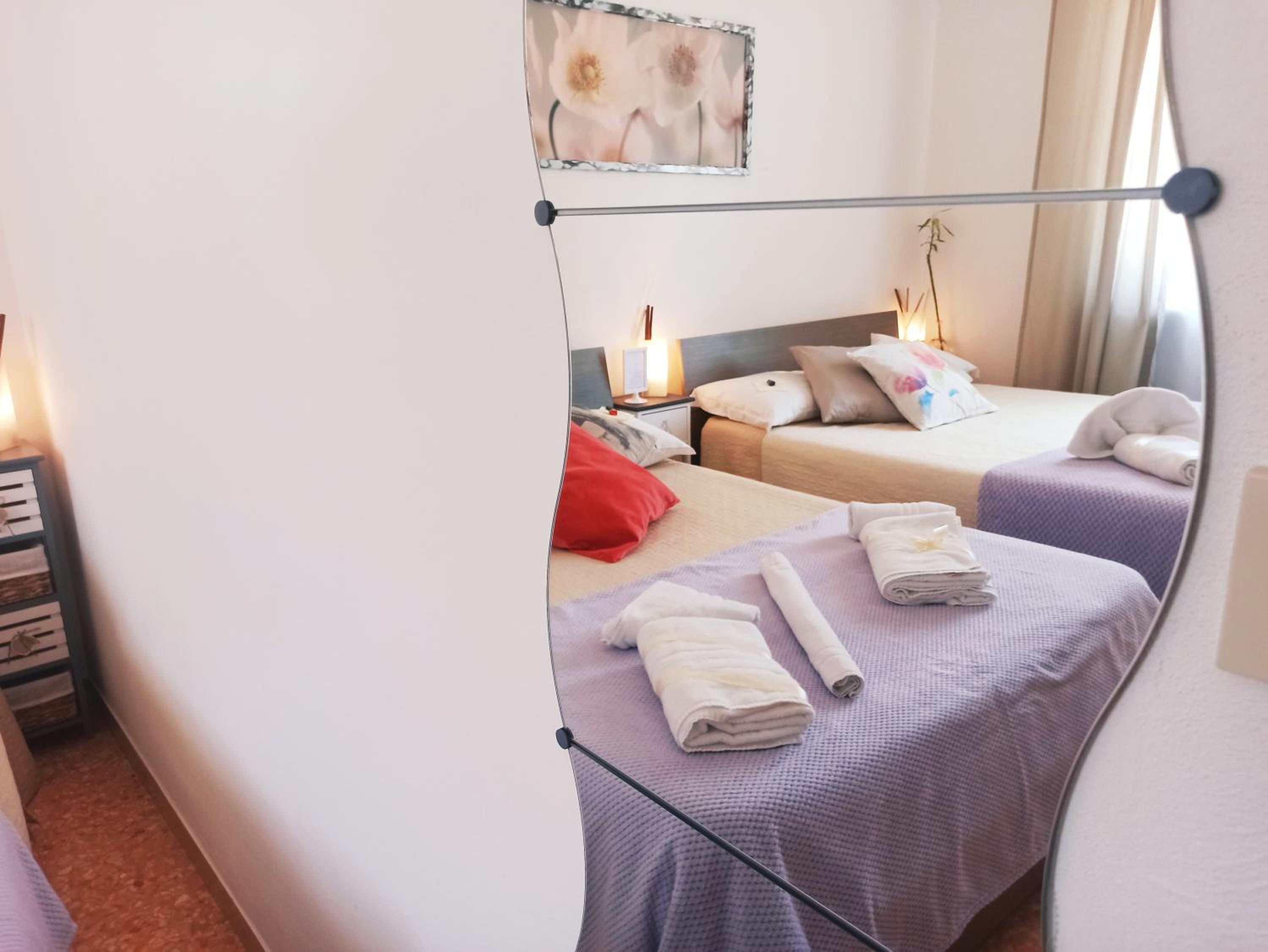King Room with Shared Bathroom photo 2