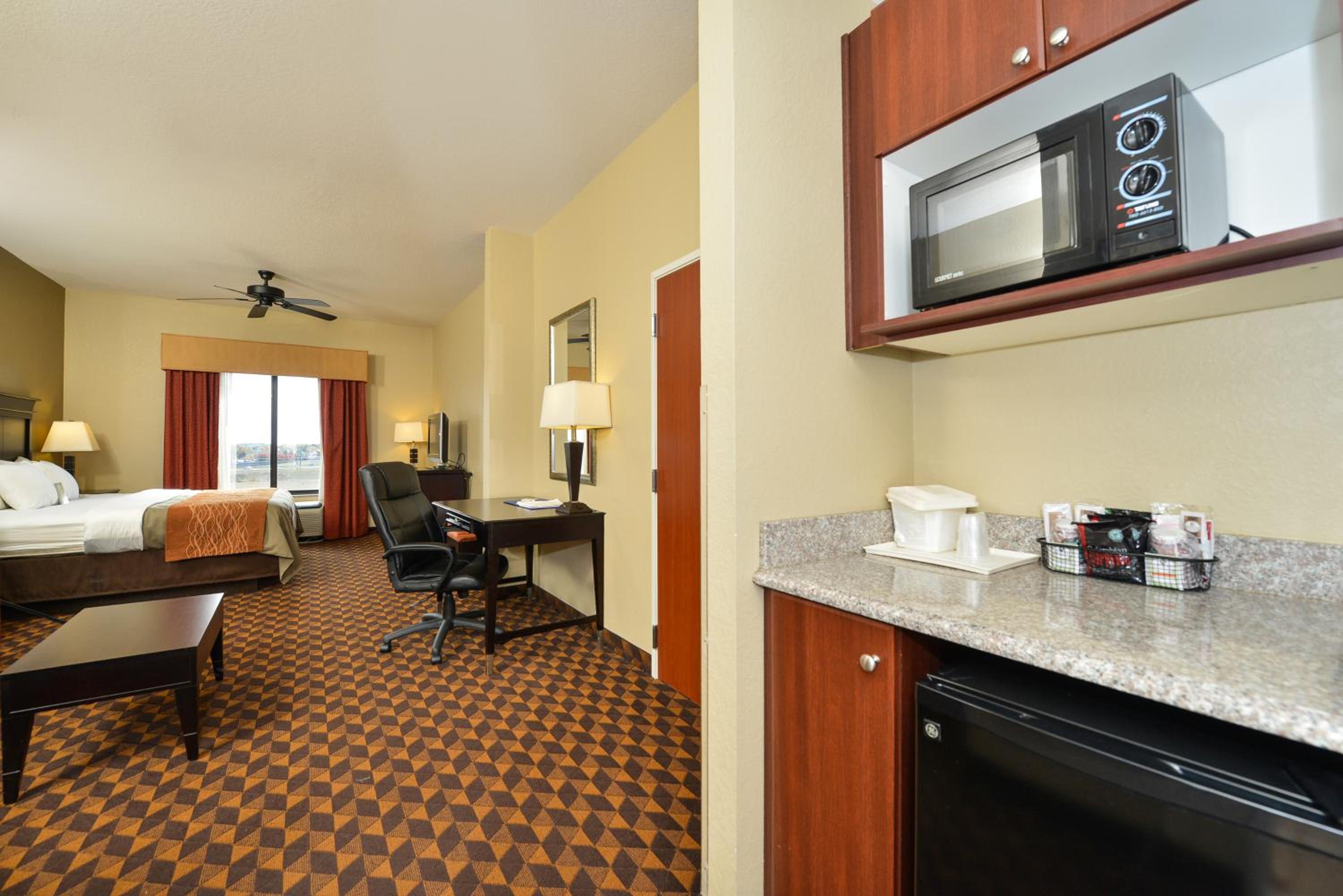 King Room - Non-Smoking - Photo 7