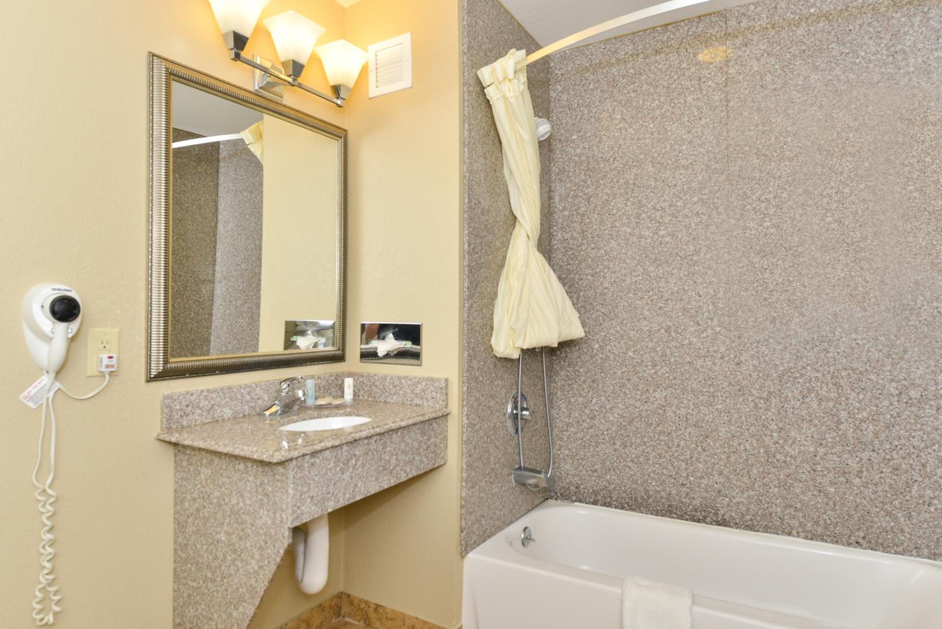 King Room - Non-Smoking - Photo 4