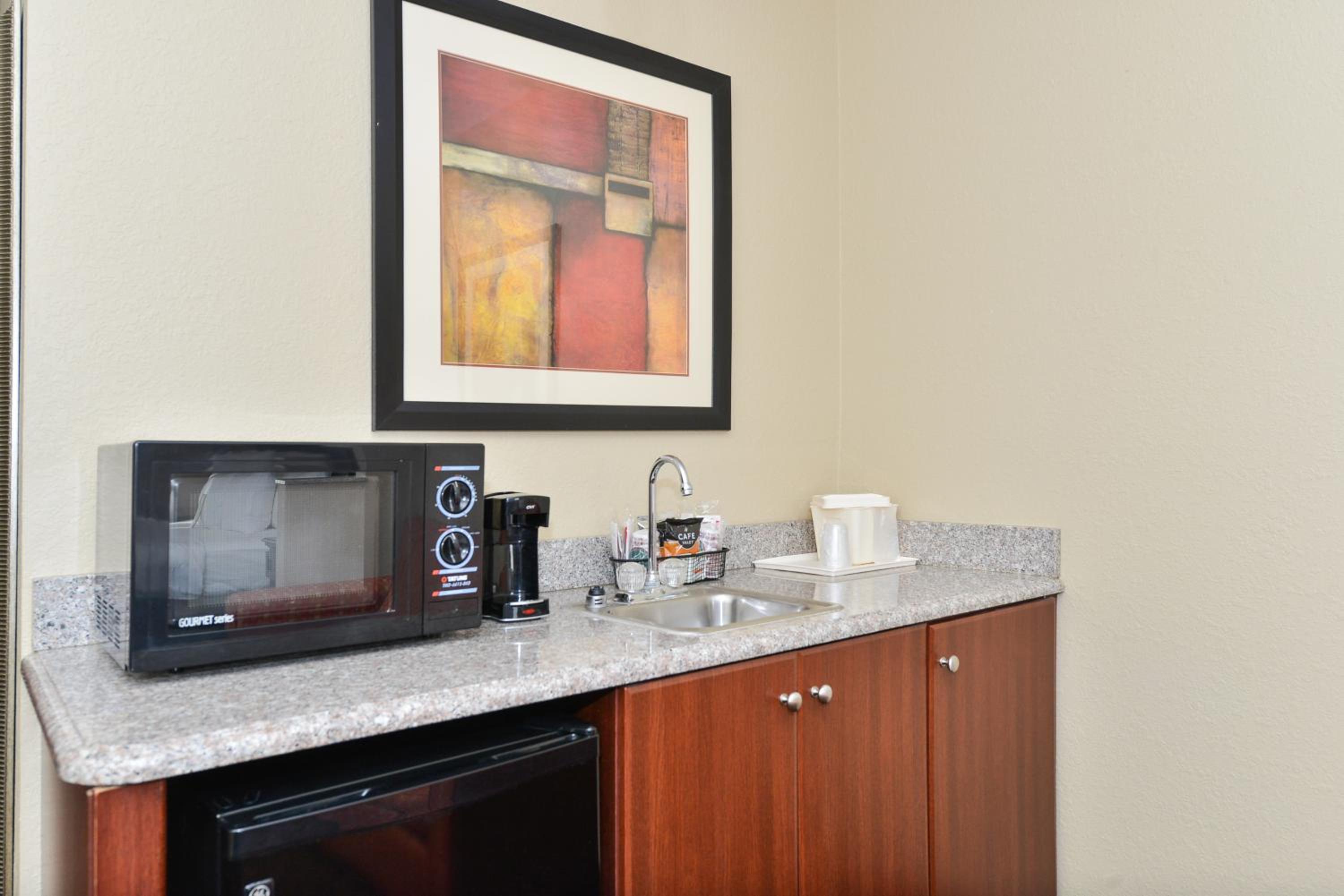 King Room - Non-Smoking - Photo 6
