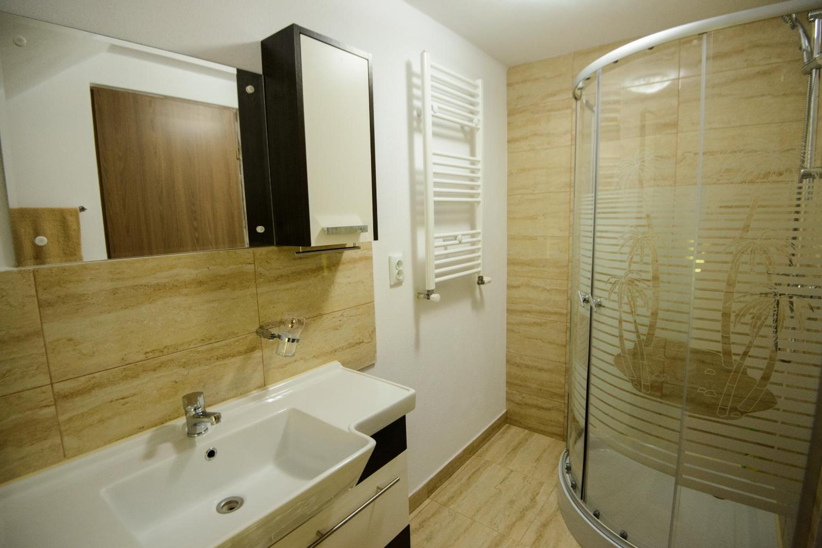 Quadruple Room with Private Bathroom - Photo 20