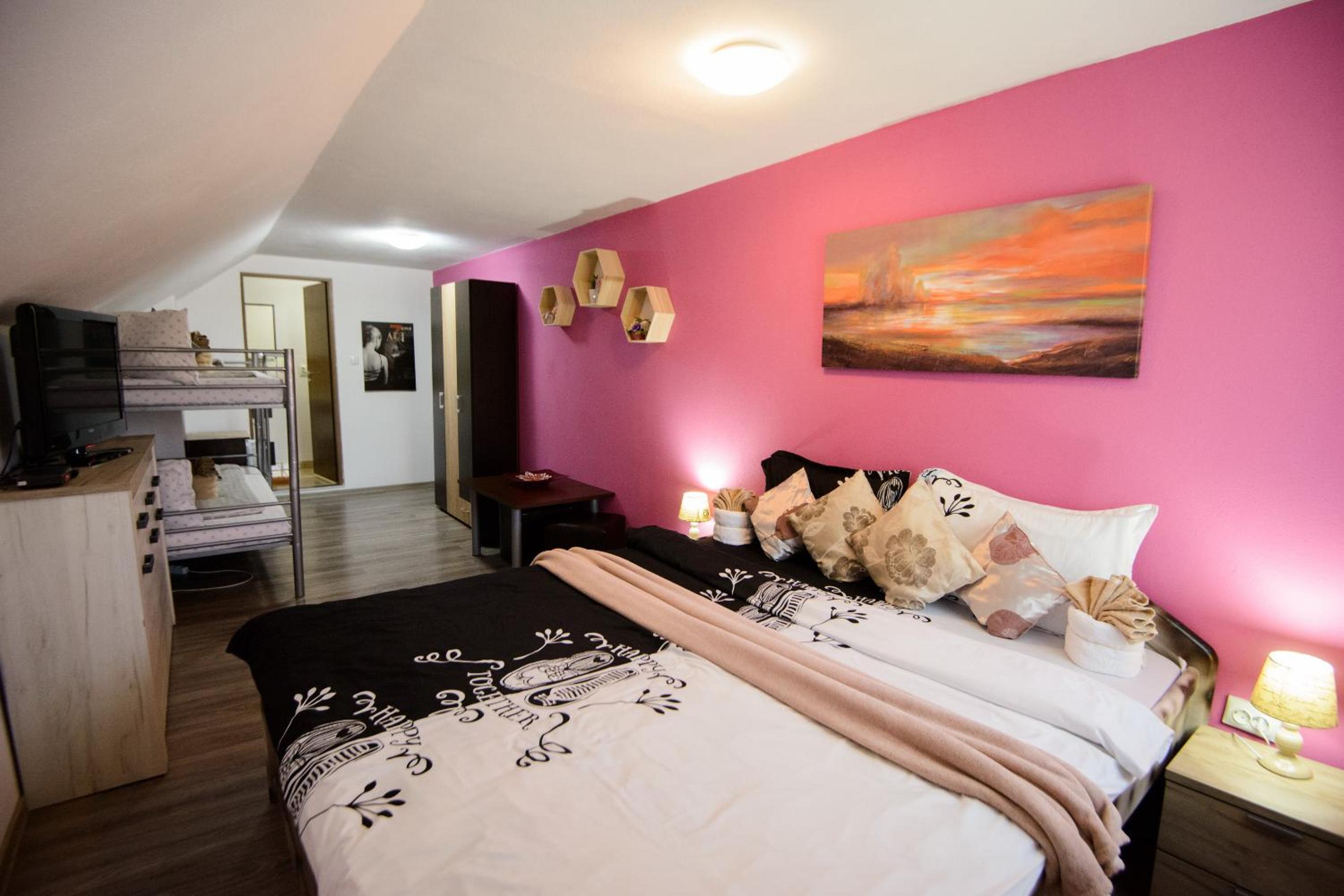 Quadruple Room with Private Bathroom - Photo 18