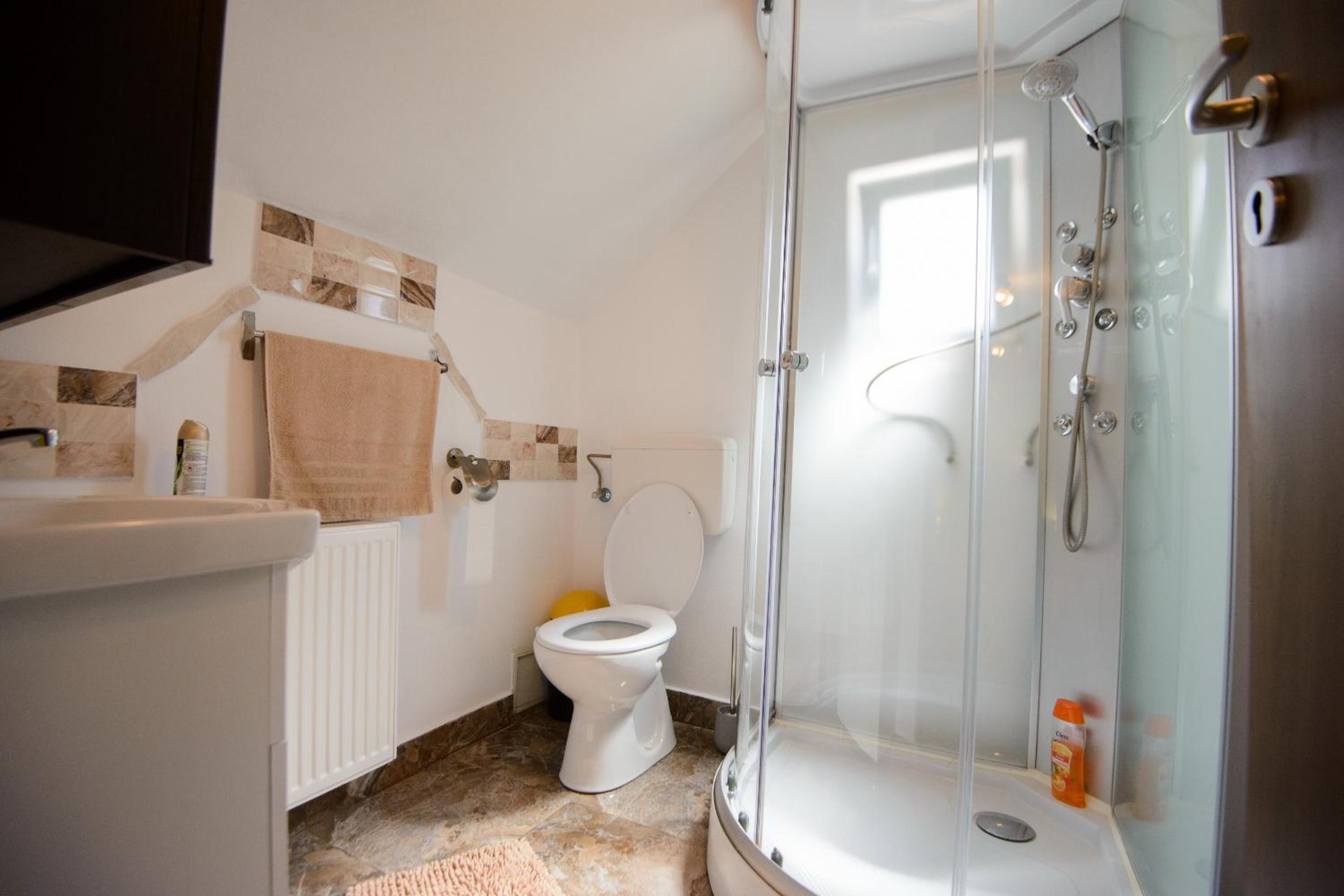 Small Double Room - Photo 13