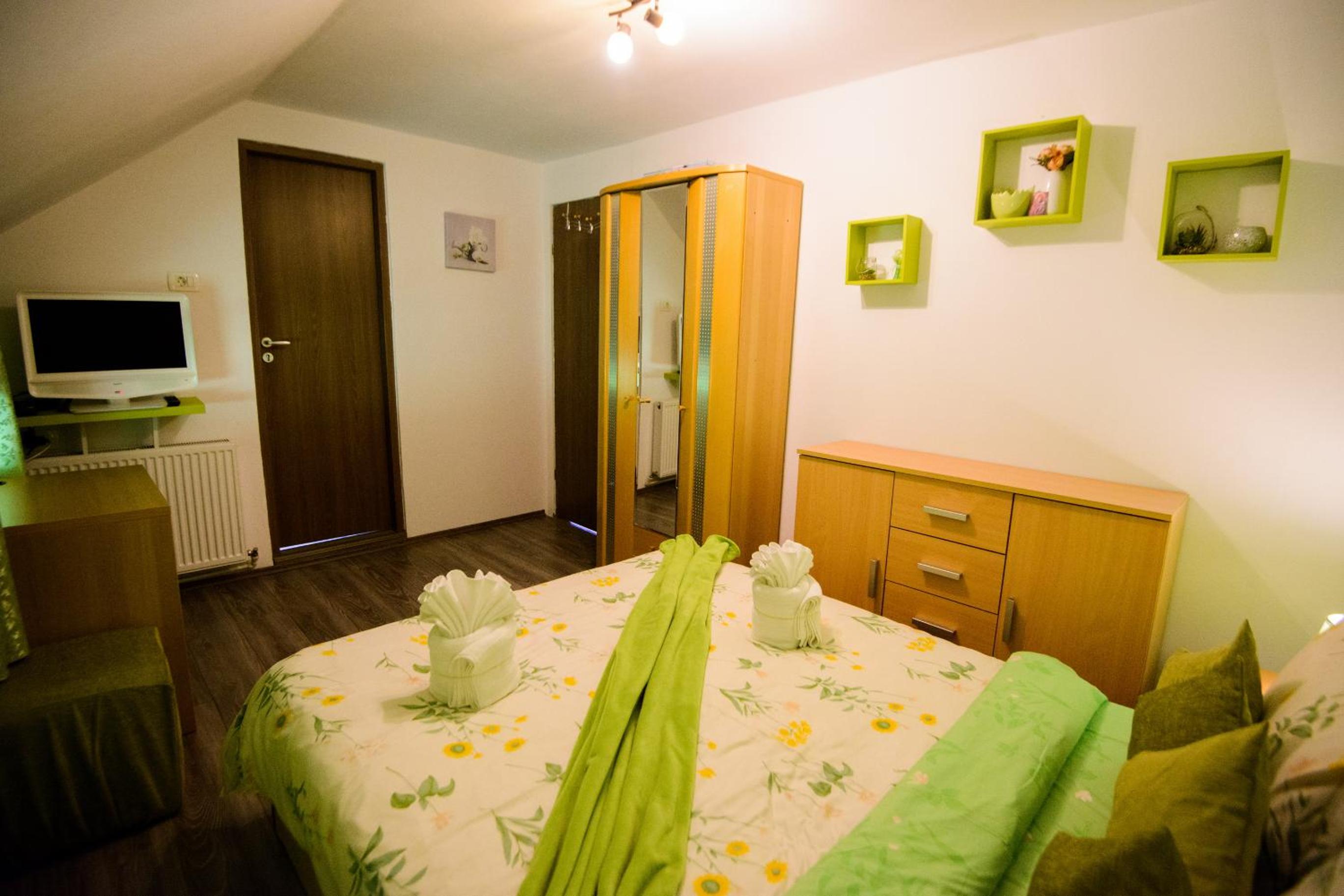 Small Double Room - Photo 14