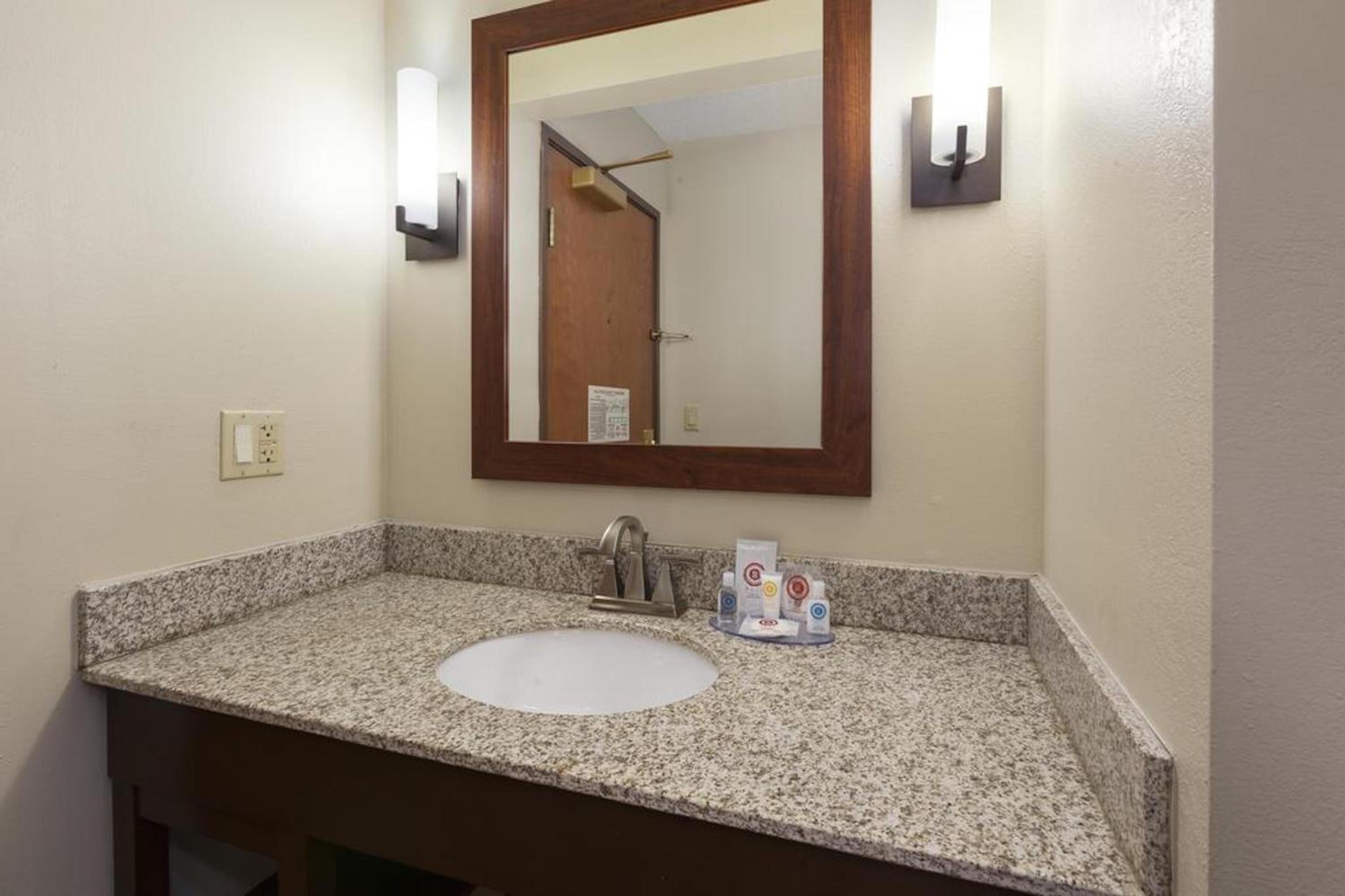 King Room - Non-Smoking - Photo 4